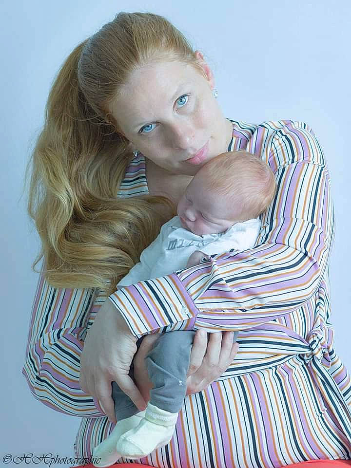 Jade a rejoint le concours — aidez-le/la à gagner de superbes lots ! baby, blond, child, hug, mother, person, sitting, skin, toddler