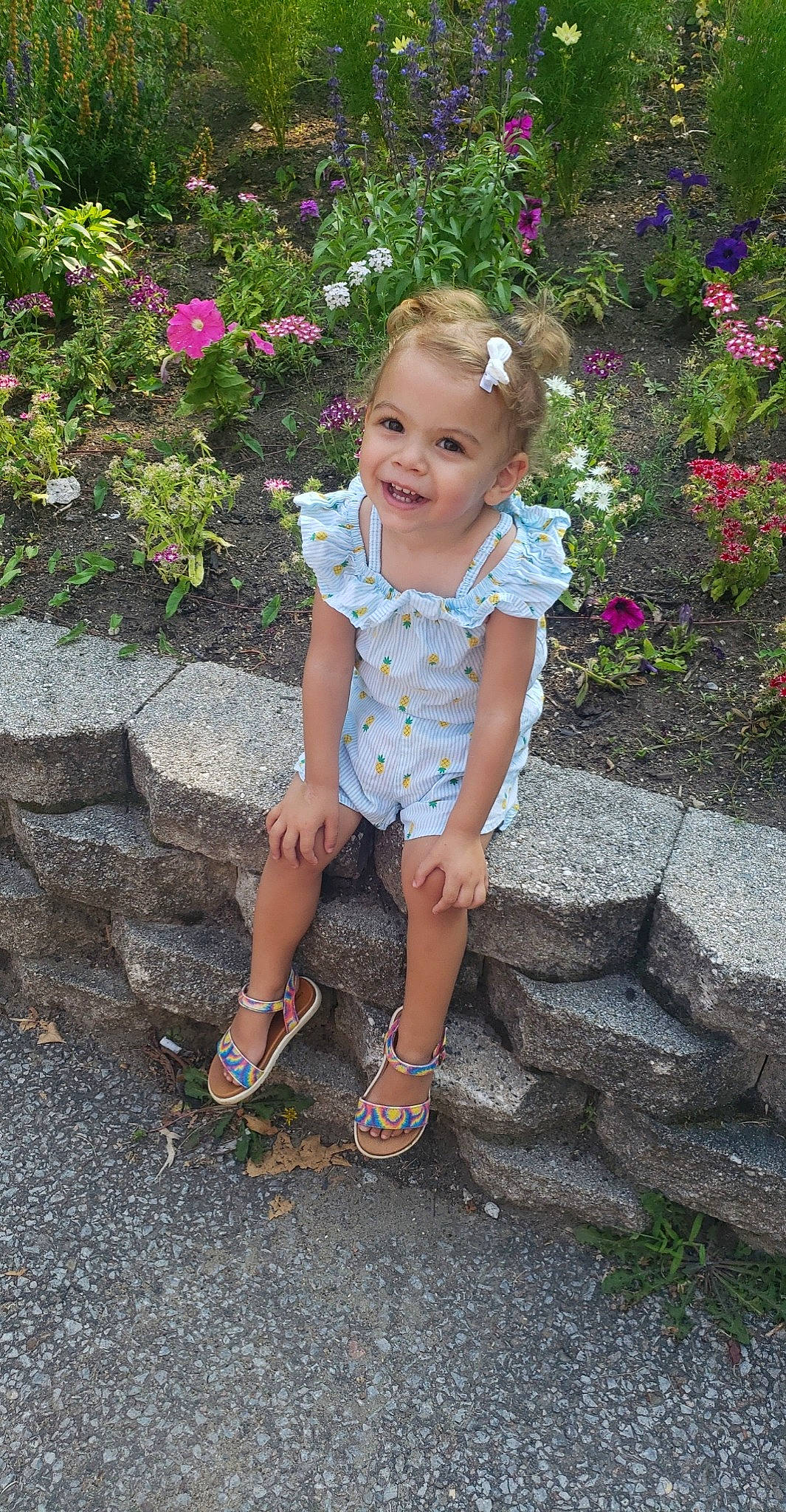 Norah participe au concours pour gagner de l'argent avec cette photo : asphalt, baby_toddler_clothing, botany, eye, fawn, flower, grass, grass_family, hair, happy, joy, leisure, people_in_nature, person, petal, pink, plant, road_surface, sandal, sidewalk