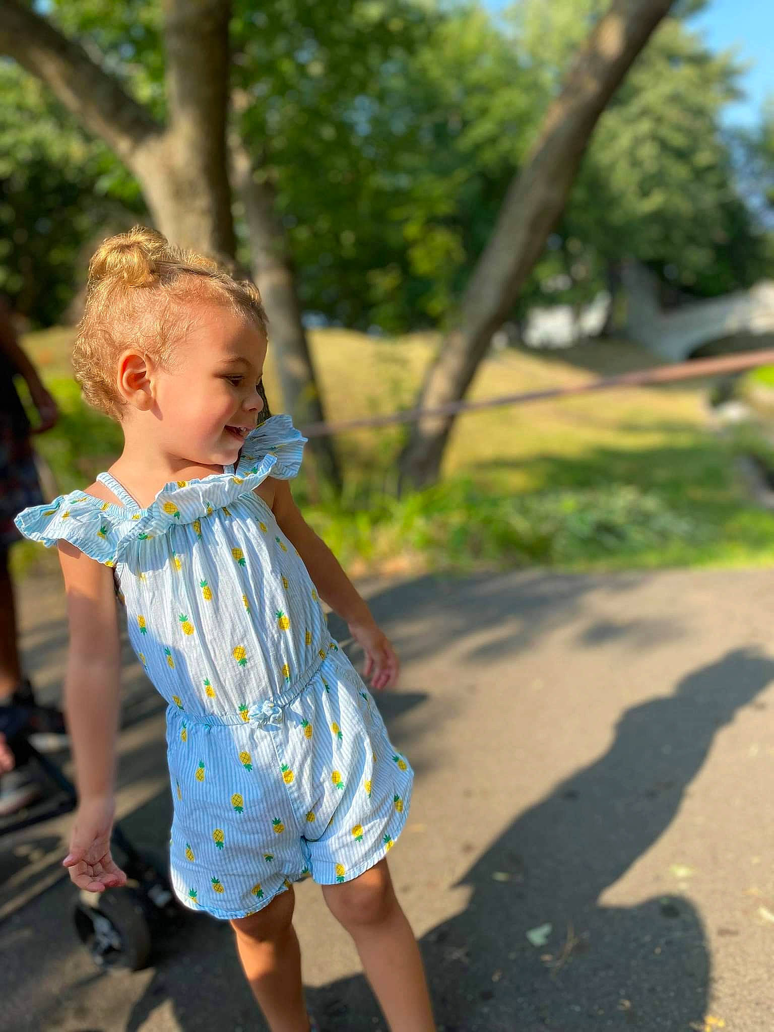 Norah a rejoint le concours — aidez-le/la à gagner de superbes lots ! baby, baby_toddler_clothing, child, day_dress, dress, electric_blue, fun, grass, happy, human_leg, leisure, pattern, people_in_nature, person, plant, recreation, sandal, smile, summer, toddler