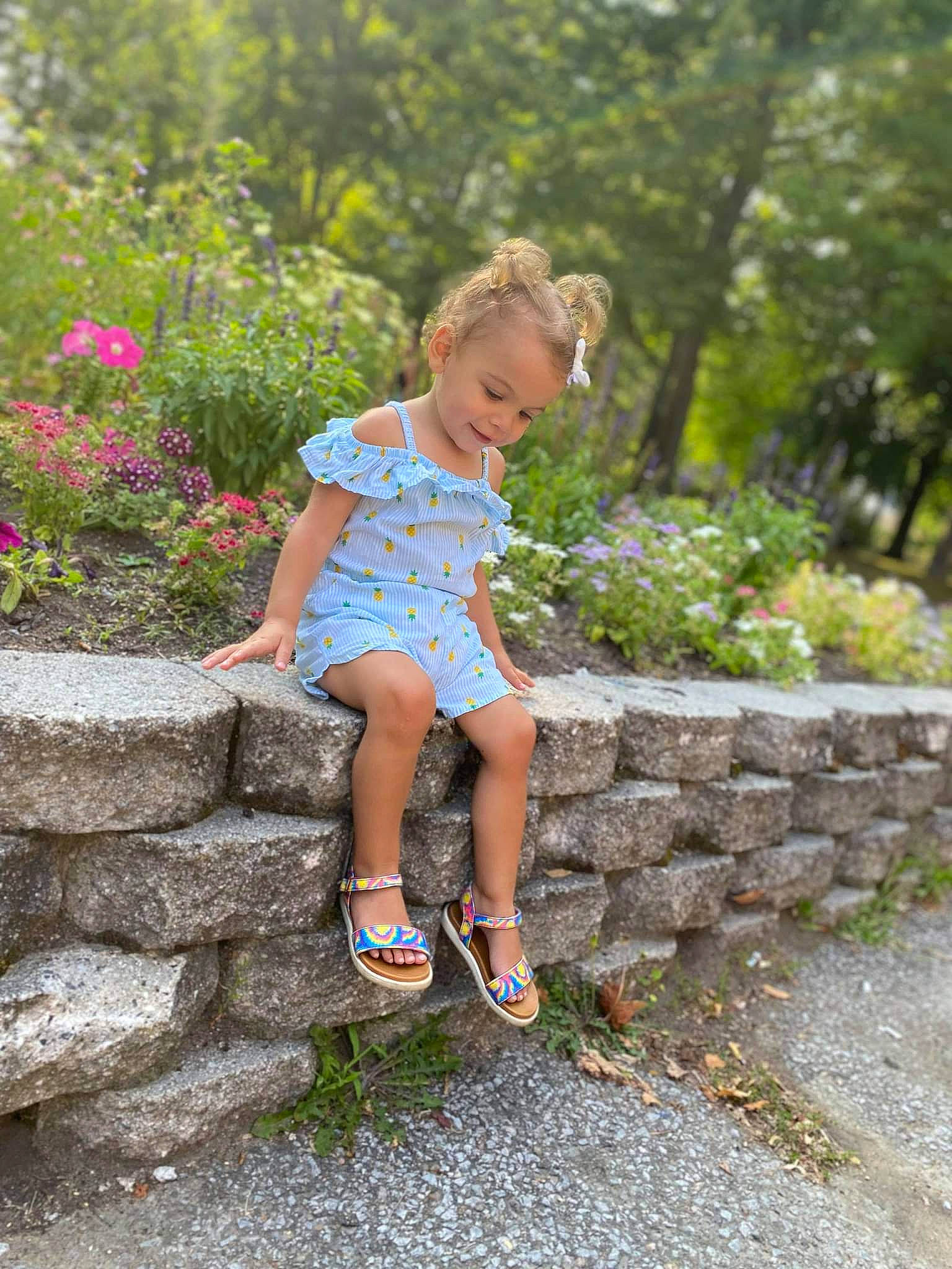 Norah participe au concours pour gagner de l'argent avec cette photo : calf, child, electric_blue, fun, grass, happy, human_leg, landscape, leg, leisure, people_in_nature, person, plant, recreation, shoe, shoulder, summer, t_shirt, thigh, toddler
