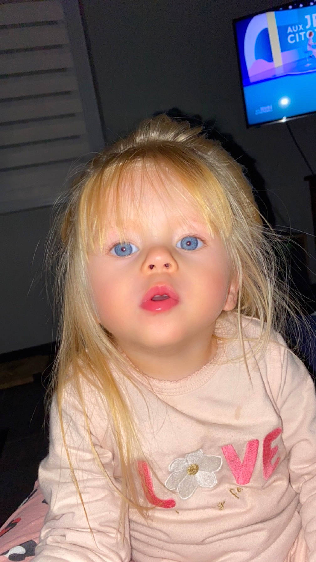 Lou participe au concours pour gagner de l'argent avec cette photo : baby, baby_toddler_clothing, bangs, blond, brown_hair, cheek, child, display_device, eyelash, flooring, fun, happy, iris, led_backlit_lcd_display, lip, nose, person, skin, sleeve, television