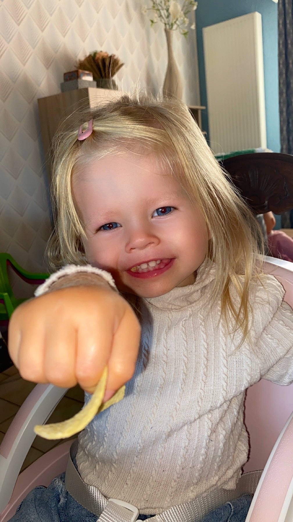 Lou participe au concours pour gagner de l'argent avec cette photo : bathing, blond, brown_hair, chair, cheek, child, eye, eyebrow, eyelash, fashion_accessory, fun, hairstyle, happy, headpiece, iris, joy, lip, person, sitting, skin