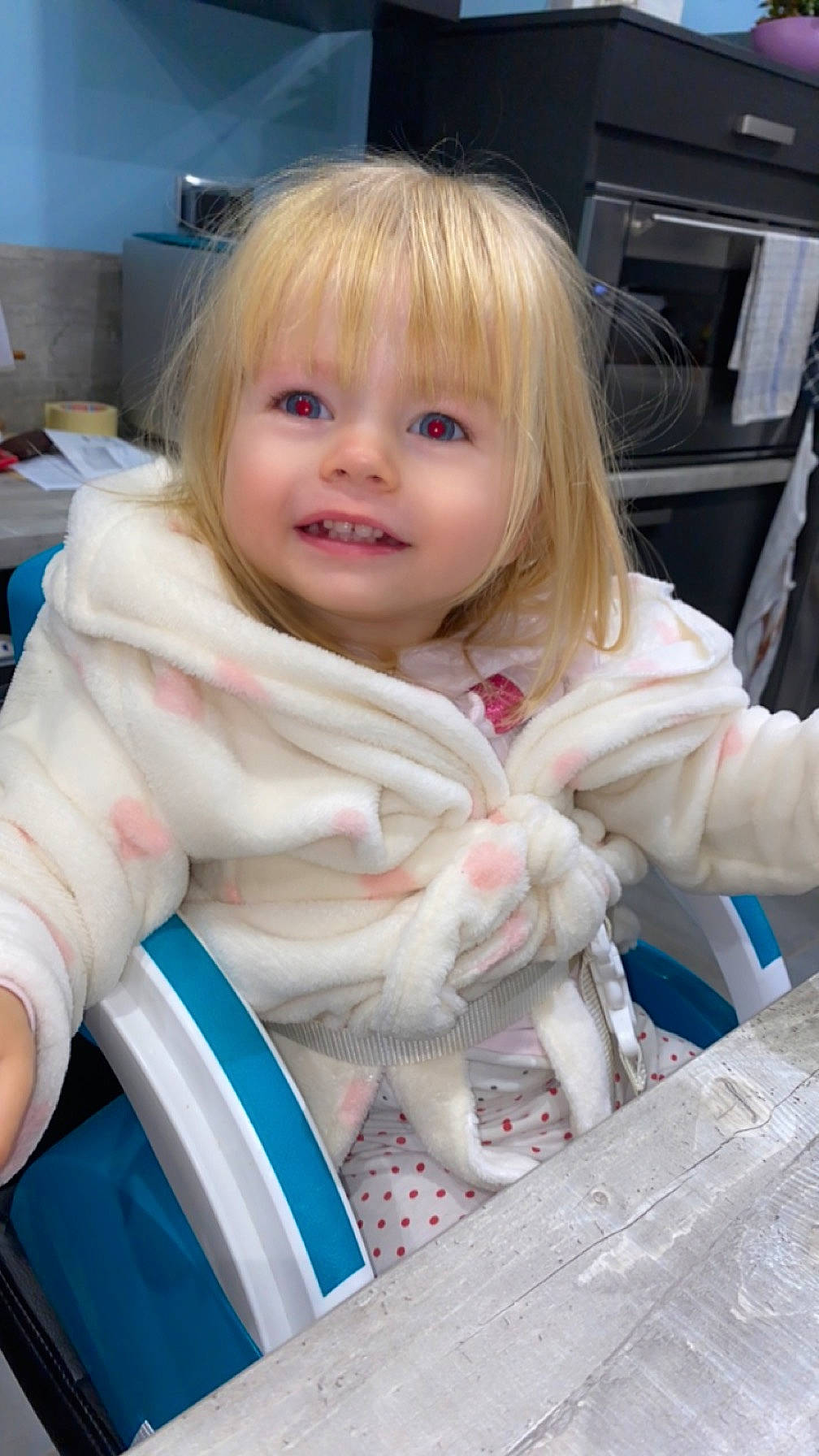 Lou participe au concours pour gagner de l'argent avec cette photo : baby, baby_toddler_clothing, bangs, blond, cheek, child, face, fun, fur, hair, happy, hime_cut, iris, joy, layered_hair, person, sitting, skin, smile, television