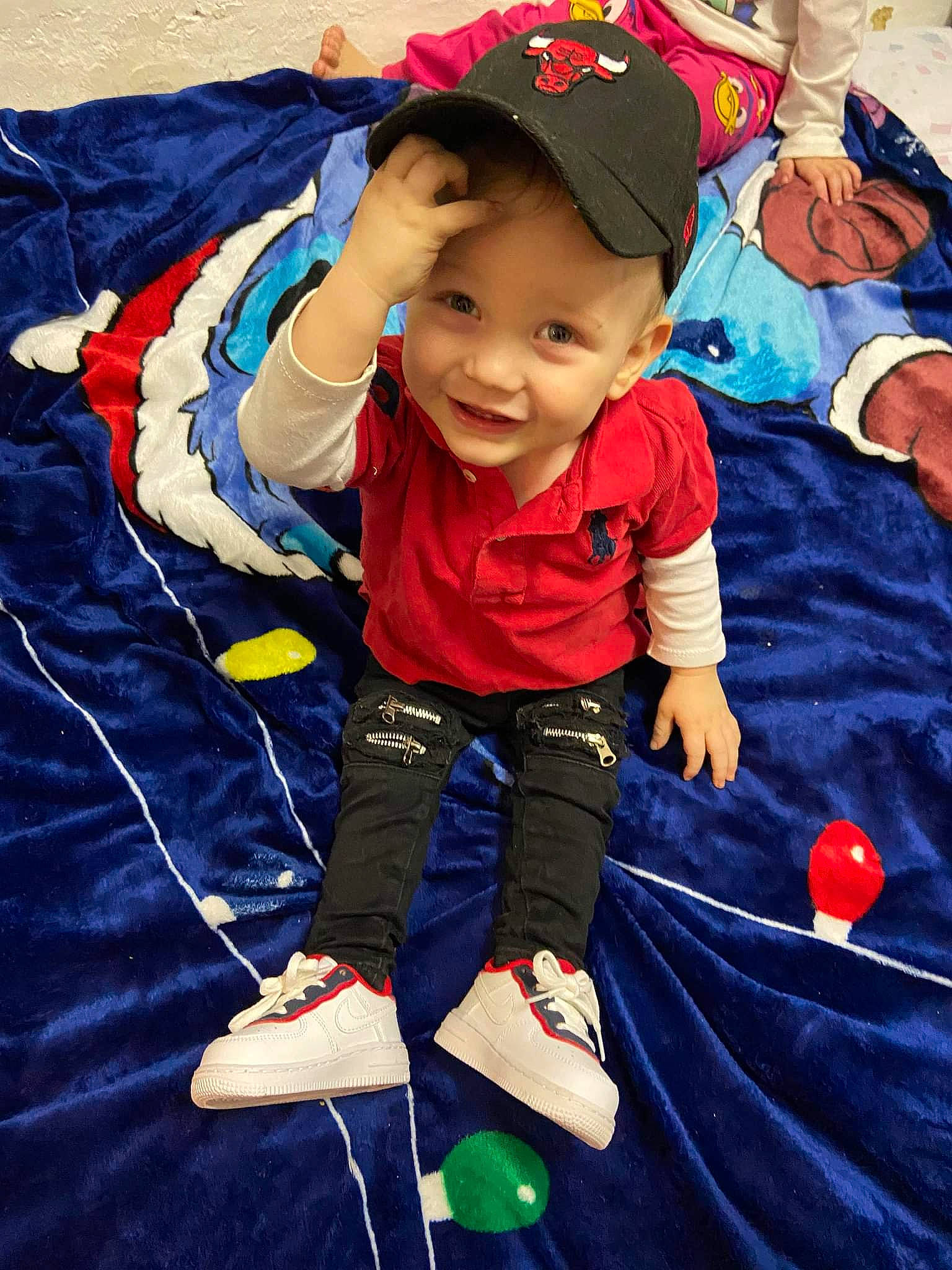 Achille participe au concours pour gagner de l'argent avec cette photo : baby, baby_products, baby_toddler_clothing, cap, child, cool, electric_blue, fun, gesture, happy, headwear, joy, leisure, person, product, red, sleeve, smile, snapshot, t_shirt