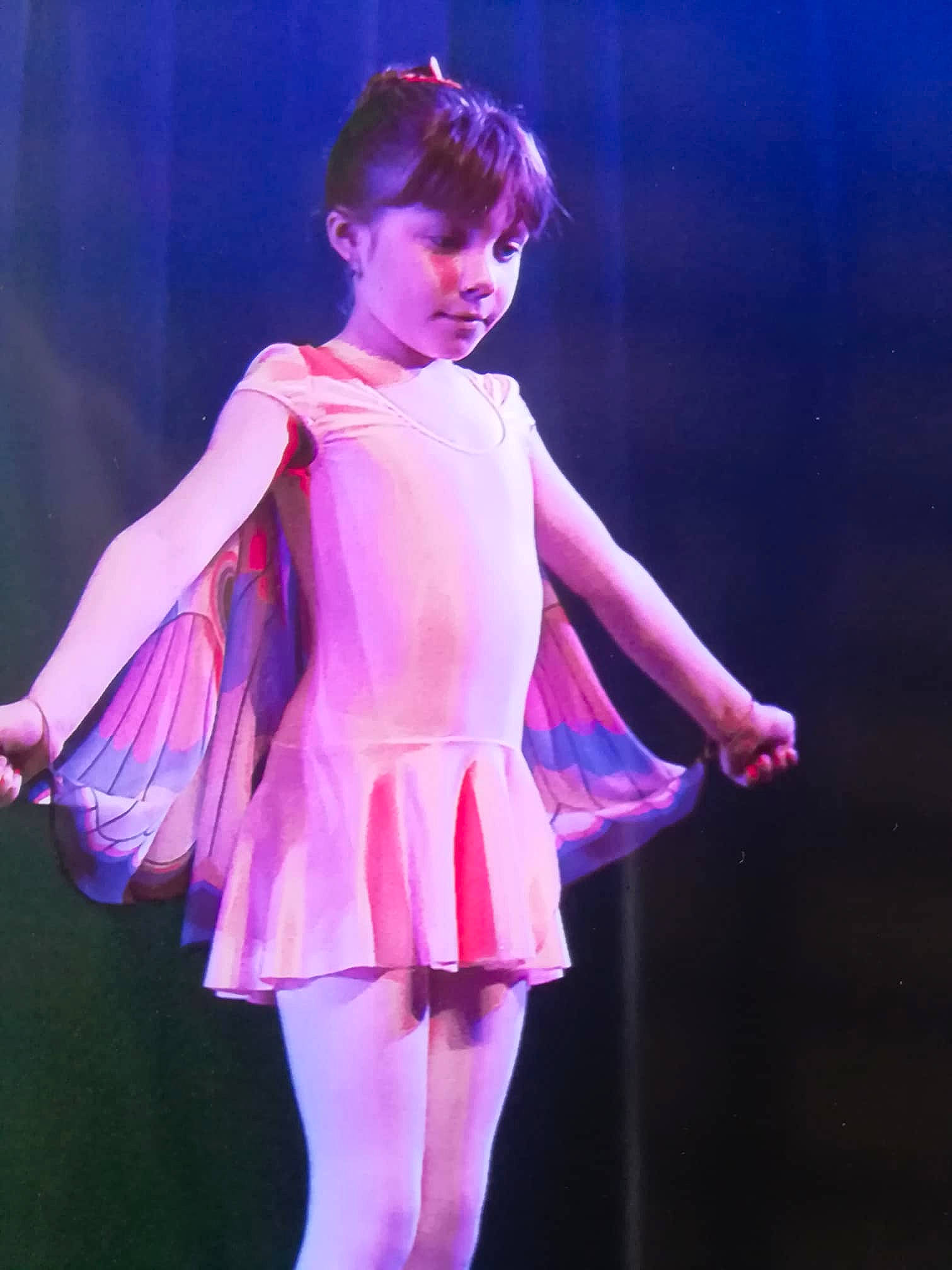 Pauline a rejoint le concours — aidez-le/la à gagner de superbes lots ! ballet, ballet_tutu, dance, dancer, dress, entertainment, event, fashion_model, girl, human_body, joint, leg, modern_dance, performance, performance_art, performing_arts, person, pink, purple, shoulder