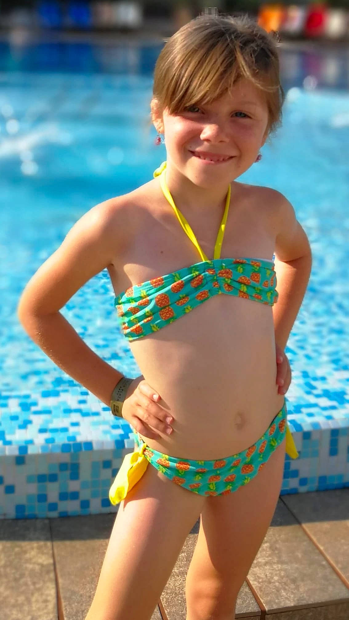 Pauline a rejoint le concours — aidez-le/la à gagner de superbes lots ! abdomen, chest, clothing, fun, girl, joy, leisure, person, shorts, spring_break, summer, sun_tanning, swimsuit_top, swimwear, thigh, trunk, undergarment, vacation