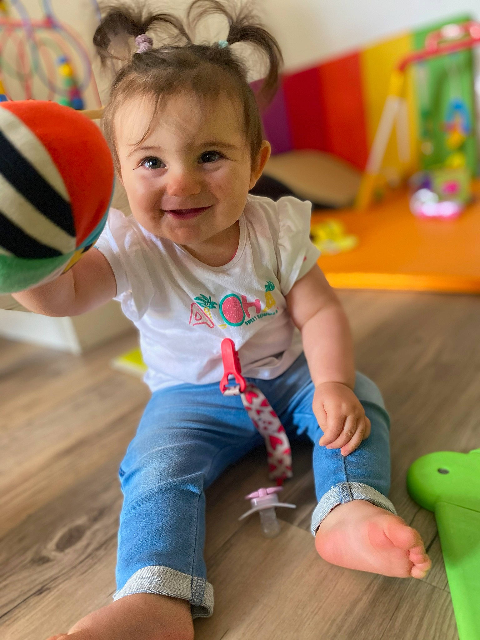Ilyana a rejoint le concours — aidez-le/la à gagner de superbes lots ! baby_playing_with_toys, baby_toddler_clothing, child, facial_expression, flooring, fun, grass, green, happy, head, joy, leisure, person, photograph, skin, smile, snapshot, t_shirt, toddler, toy