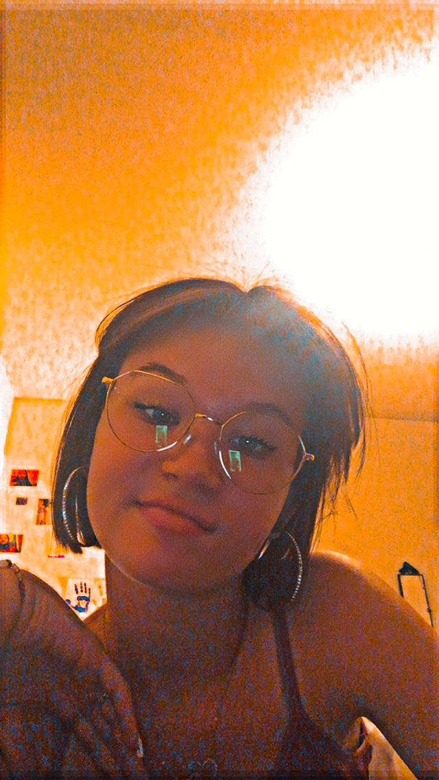 Tiffany a rejoint le concours — aidez-le/la à gagner de superbes lots ! amber, black_hair, cheek, chin, eye, eyebrow, eyewear, facial_expression, flash_photography, forehead, glasses, hair, hairstyle, happy, head, mouth, nose, orange, person, smile