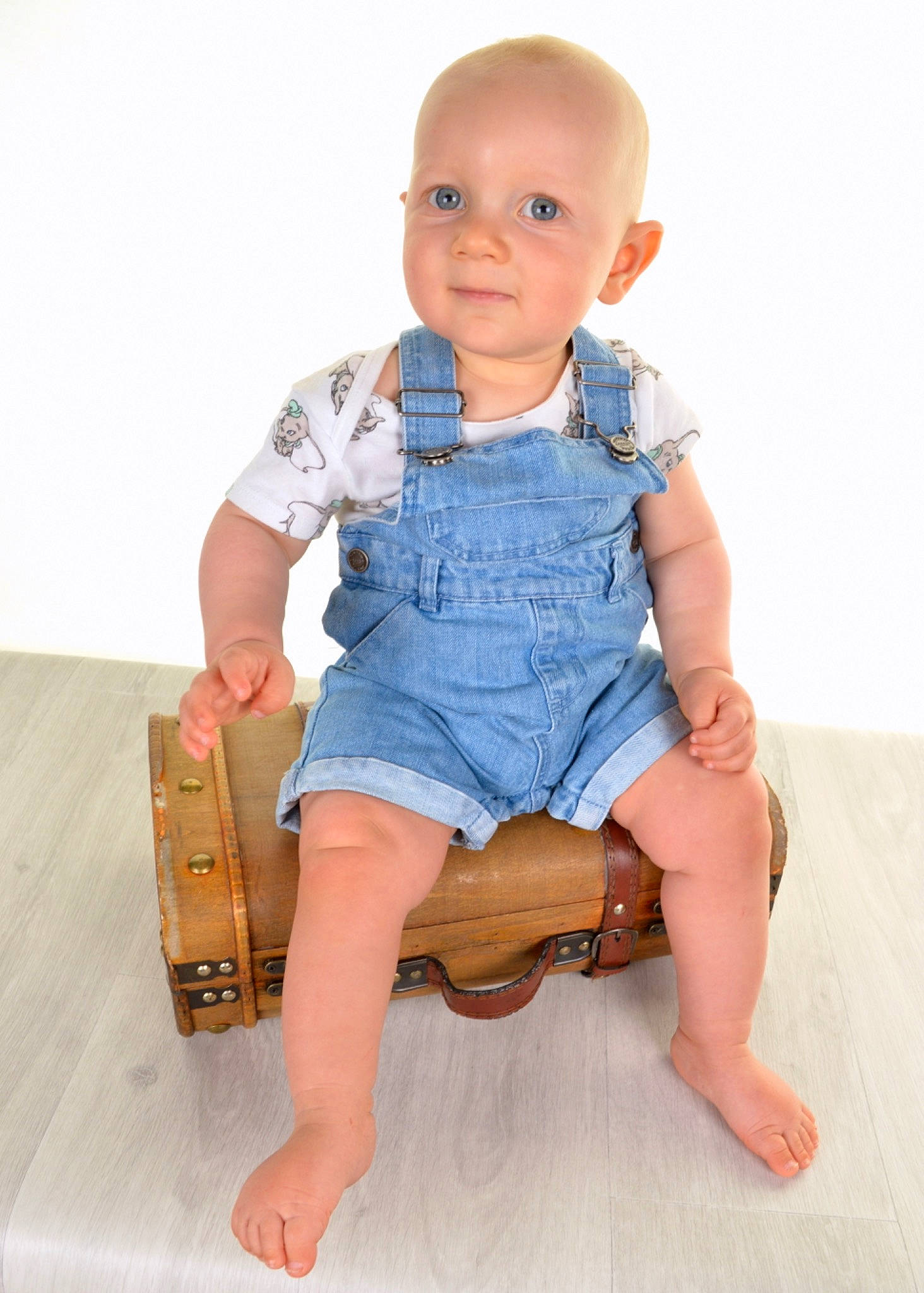 Mylan a rejoint le concours — aidez-le/la à gagner de superbes lots ! baby_toddler_clothing, barefoot, denim, dress_shirt, electric_blue, finger, happy, human_leg, joint, joy, knee, leg, neck, person, shorts, shoulder, sitting, sleeve, smile, t_shirt