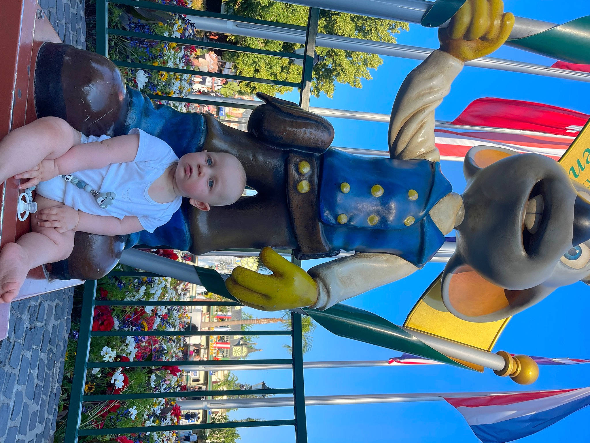 Mylan a rejoint le concours — aidez-le/la à gagner de superbes lots ! amusement_park, animated_cartoon, animation, child, electric_blue, fun, games, hat, leisure, person, play, recreation, shorts, toddler, vacation, wheel, world