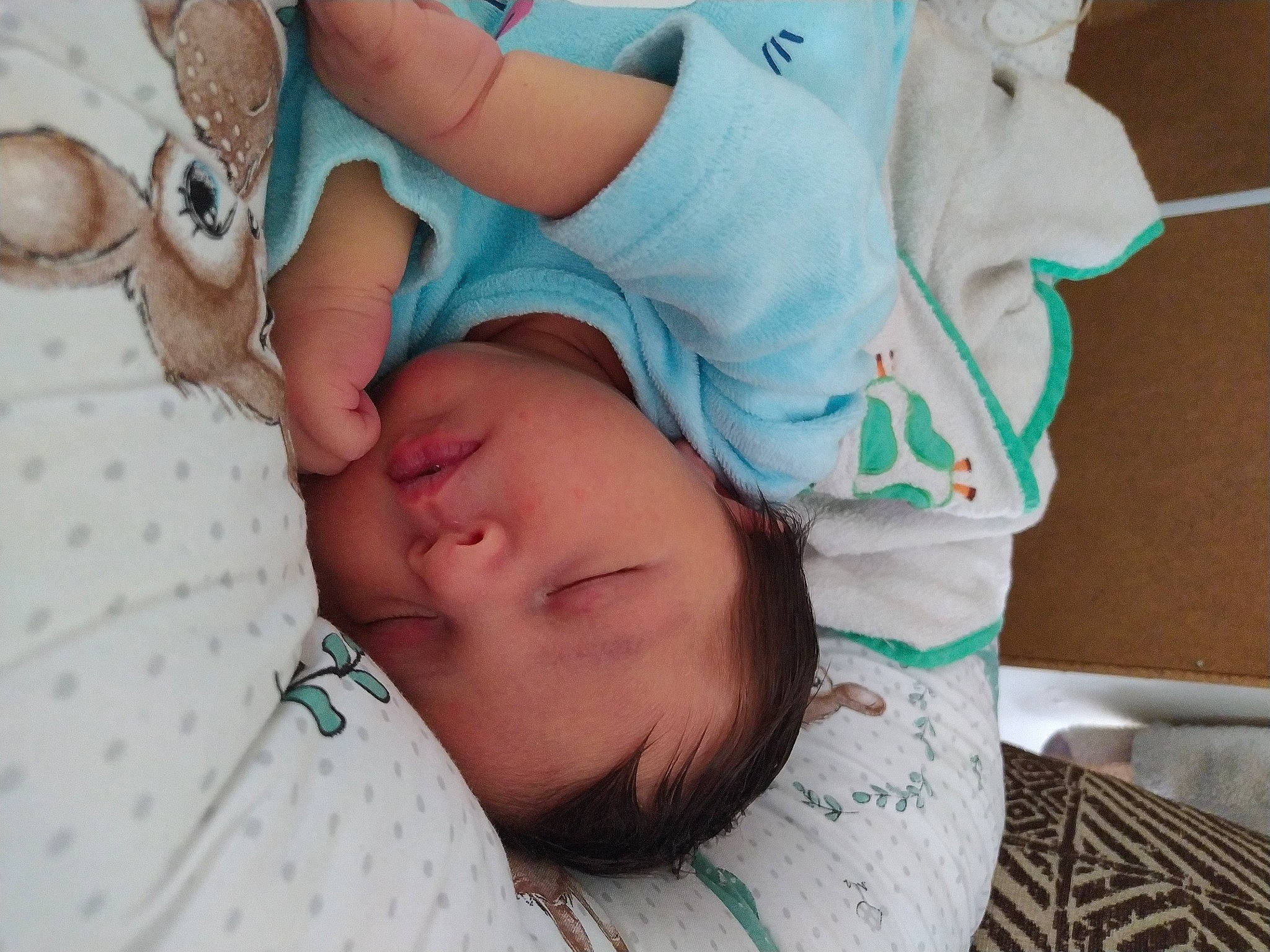 Luna a rejoint le concours — aidez-le/la à gagner de superbes lots ! arm, baby, baby_products, baby_sleeping, baby_toddler_clothing, bedtime, cheek, child, comfort, finger, hand, happy, linens, mouth, nap, pattern, person, room, skin, sleep