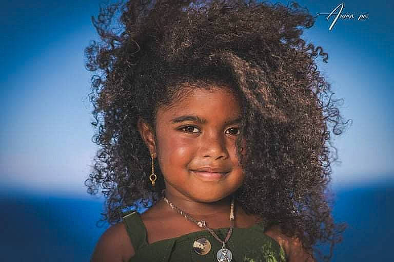 Maïra a rejoint le concours — aidez-le/la à gagner de superbes lots ! afro, azure, blue, chin, eye, eyebrow, facial_expression, fashion, flash_photography, hair, hairstyle, happy, human, iris, jheri_curl, joy, lighting, lip, people_in_nature, person