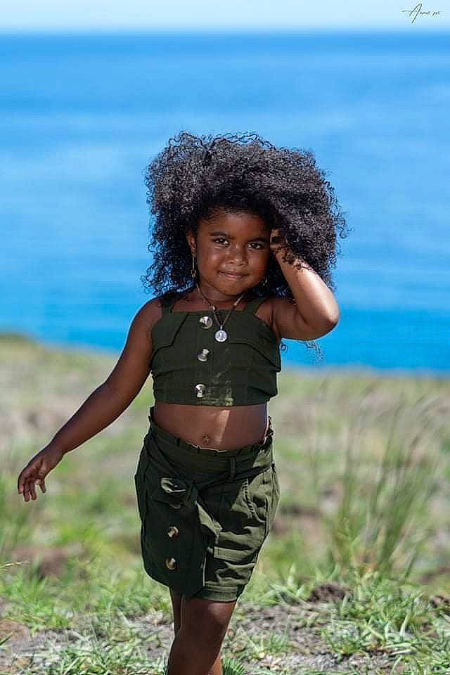 Maïra a rejoint le concours — aidez-le/la à gagner de superbes lots ! black_hair, body_of_water, fun, grass, grassland, hair, happy, joy, landscape, leisure, nature, ocean, people_in_nature, person, plant, shorts, soil, summer, t_shirt, thigh