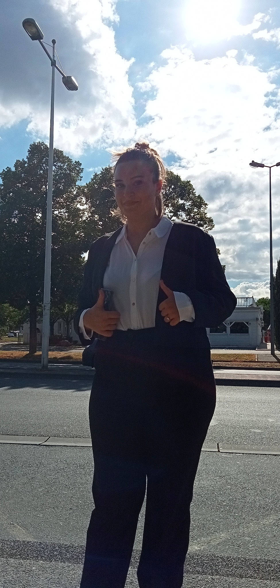 Tatiana a rejoint le concours — aidez-le/la à gagner de superbes lots ! asphalt, black_hair, blazer, cloud, electric_blue, eyewear, formal_wear, human_leg, luggage_and_bags, person, road_surface, shoulder, sky, sleeve, sportswear, street_light, t_shirt, tree, trunk, vision_care