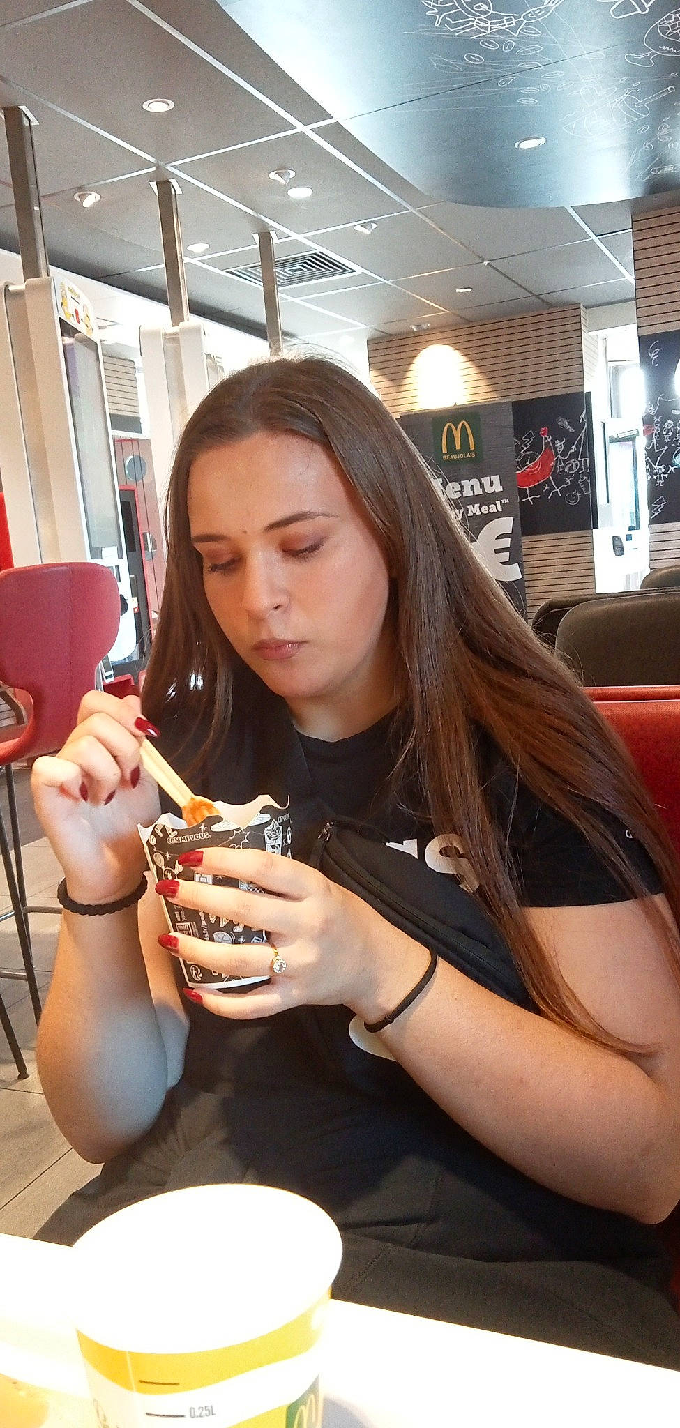 Tatiana a rejoint le concours — aidez-le/la à gagner de superbes lots ! automotive_design, brown_hair, chair, comfort_food, cooking, cuisine, dish, drink, eating, event, finger, food_craving, fun, hand, human_leg, juice, nail, person, plate, sitting