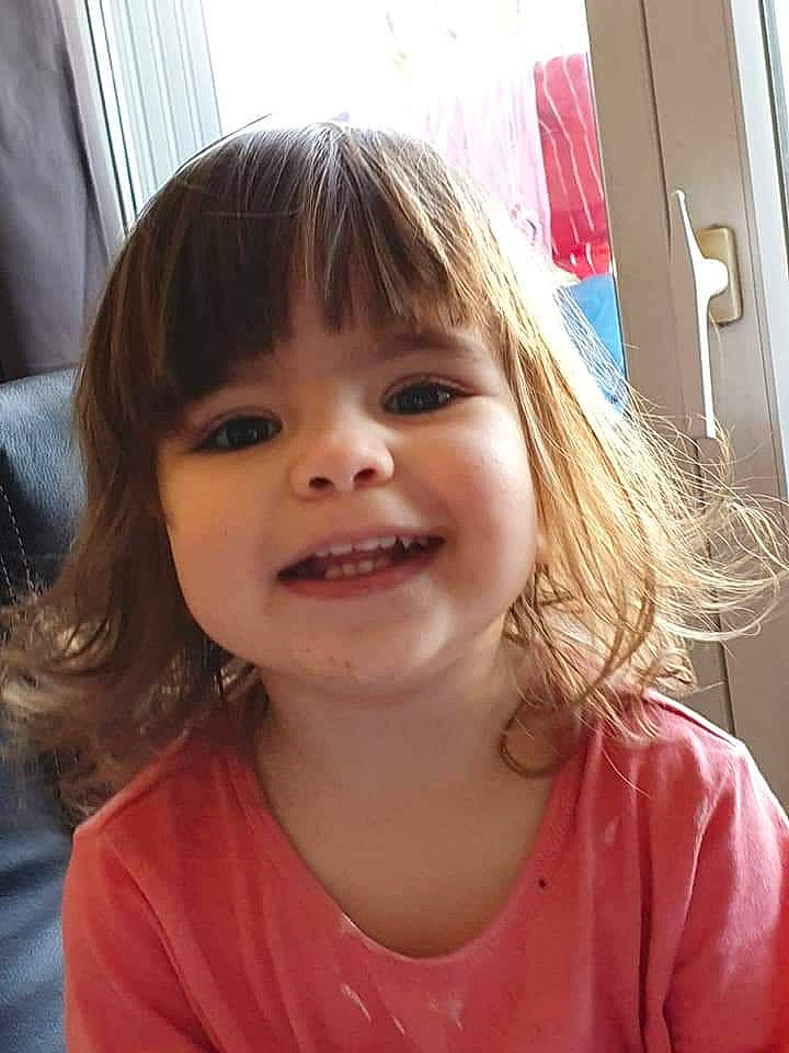 Luana a rejoint le concours — aidez-le/la à gagner de superbes lots ! bangs, blond, brown_hair, cheek, child, child_model, chin, face, facial_expression, forehead, fun, hair, hair_coloring, hairstyle, head, joy, lip, long_hair, nose, person