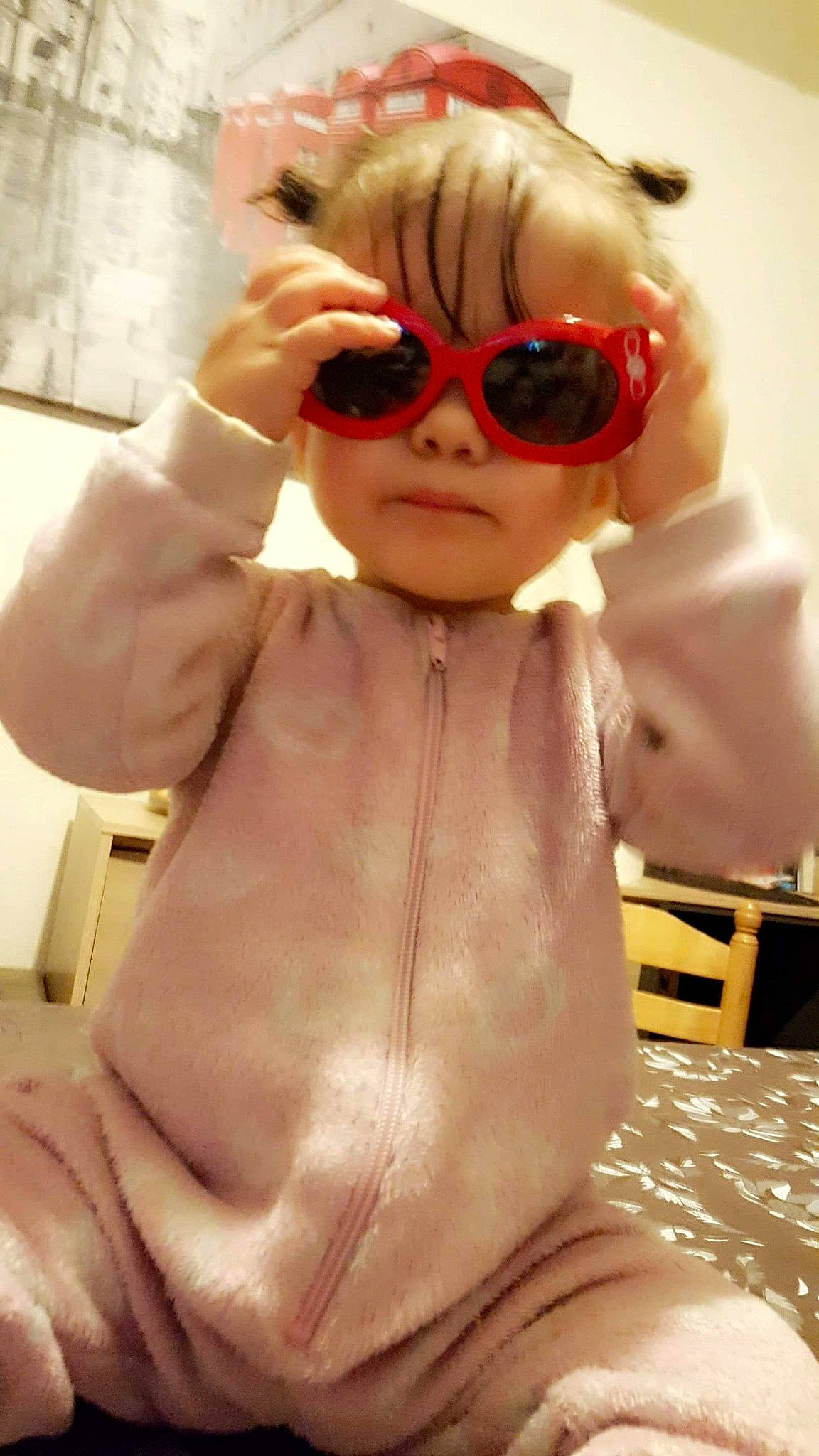 Luana participe au concours pour gagner de l'argent avec cette photo : child, cool, eyewear, glasses, goggles, head, person, sunglasses, vision_care