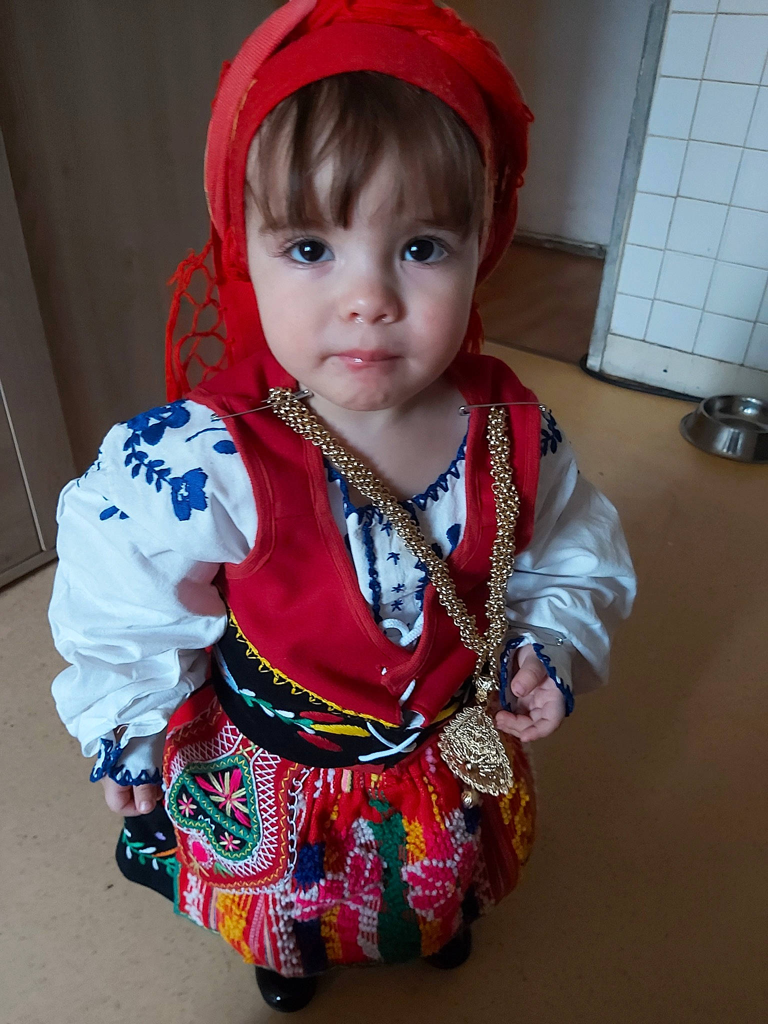 Luana a rejoint le concours — aidez-le/la à gagner de superbes lots ! cheek, child, child_model, costume, fashion_accessory, headgear, person, smile, toddler