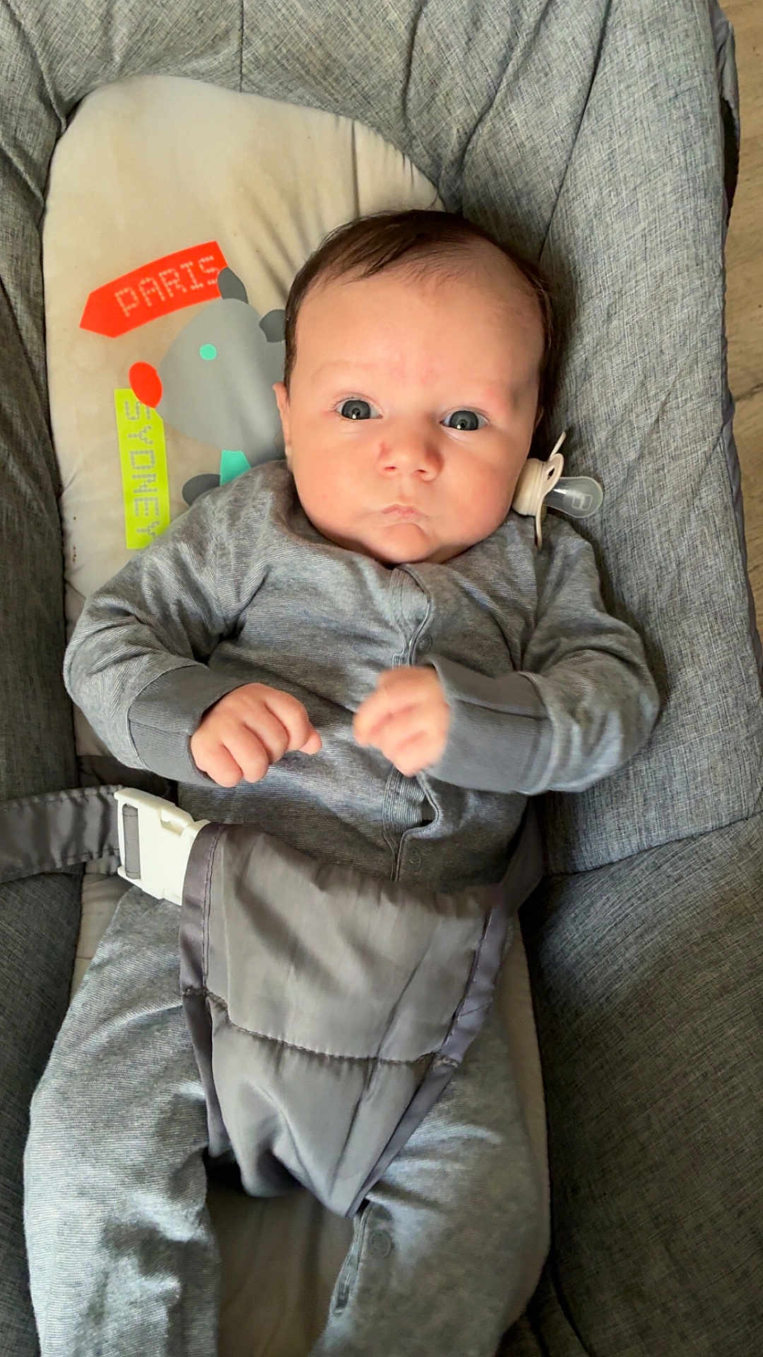 Ninho participe au concours pour gagner de l'argent avec cette photo : baby, infant, car_seat, pajamas, pacifier, face, hands, clothing, furniture, cushion, indoor, person, child, newborn, seatbelt, fabric, expression, cute, comfort, portrait