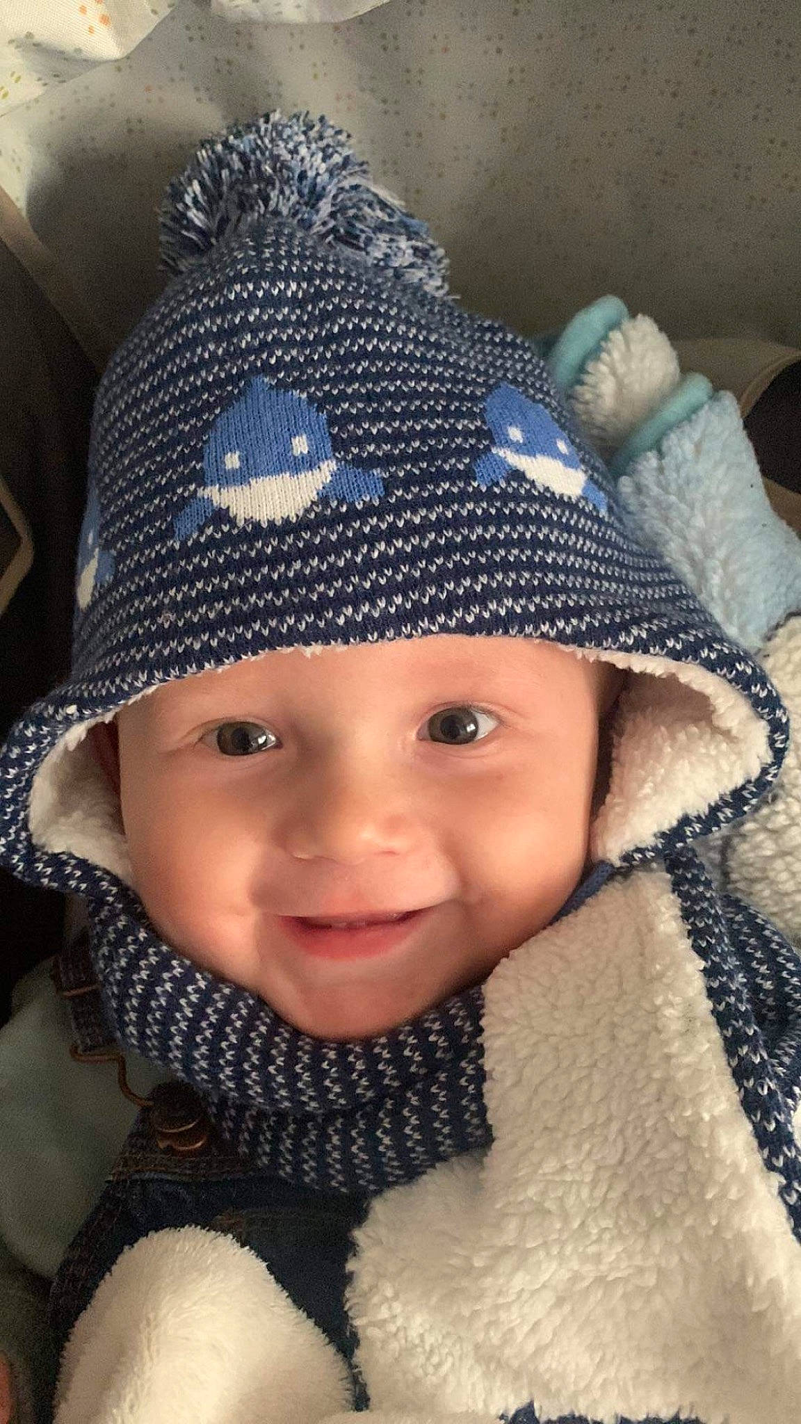 Jassim a rejoint le concours — aidez-le/la à gagner de superbes lots ! baby, baby_toddler_clothing, cap, child, cool, costume_hat, electric_blue, eye, face, fun, happy, hat, head, headgear, headwear, joy, outerwear, pattern, person, skin