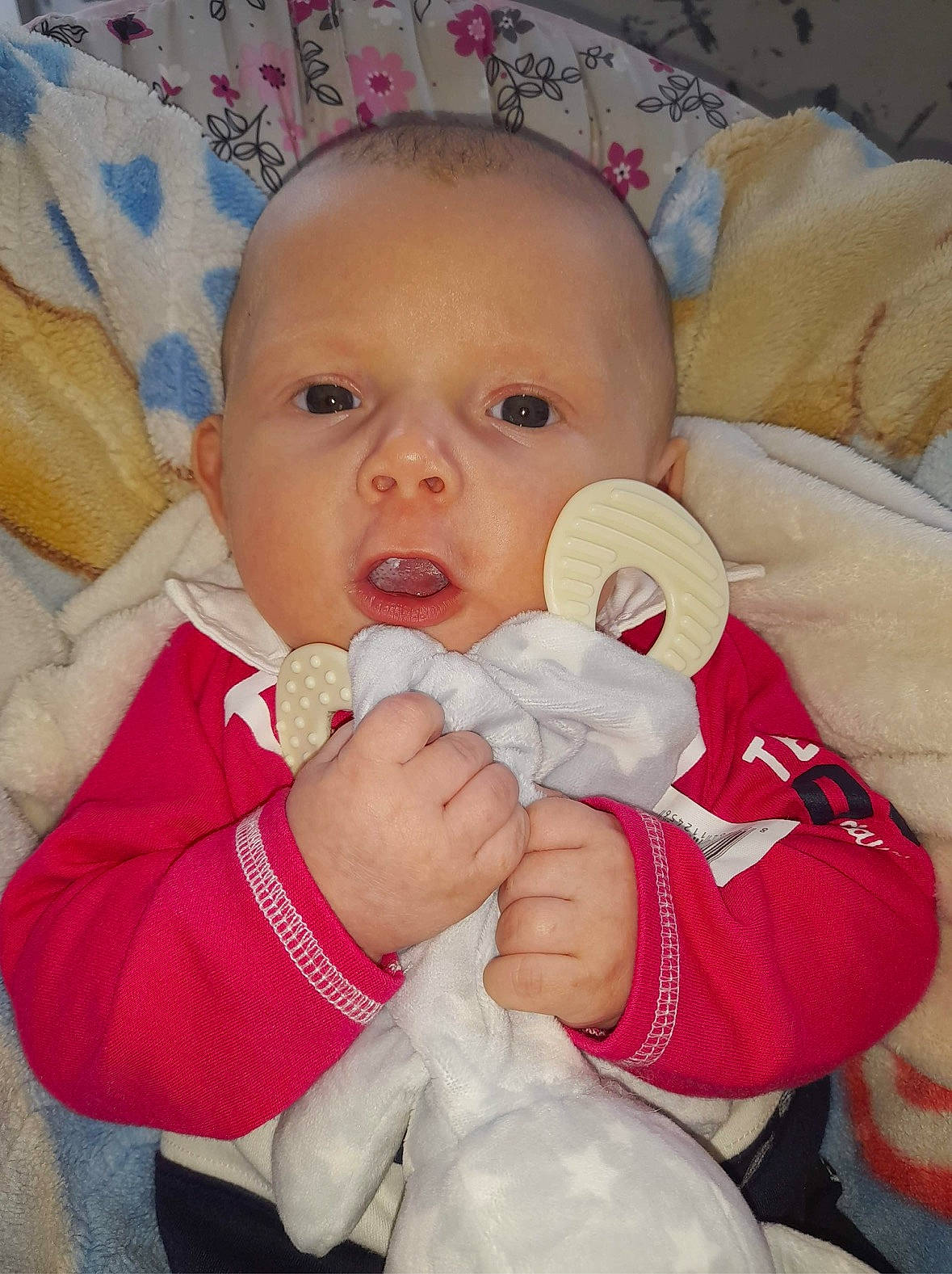 Jassim a rejoint le concours — aidez-le/la à gagner de superbes lots ! baby, baby_products, baby_toddler_clothing, cheek, chin, comfort, eye, face, gesture, happy, head, iris, lip, mouth, nail, nose, person, pink, skin, thumb