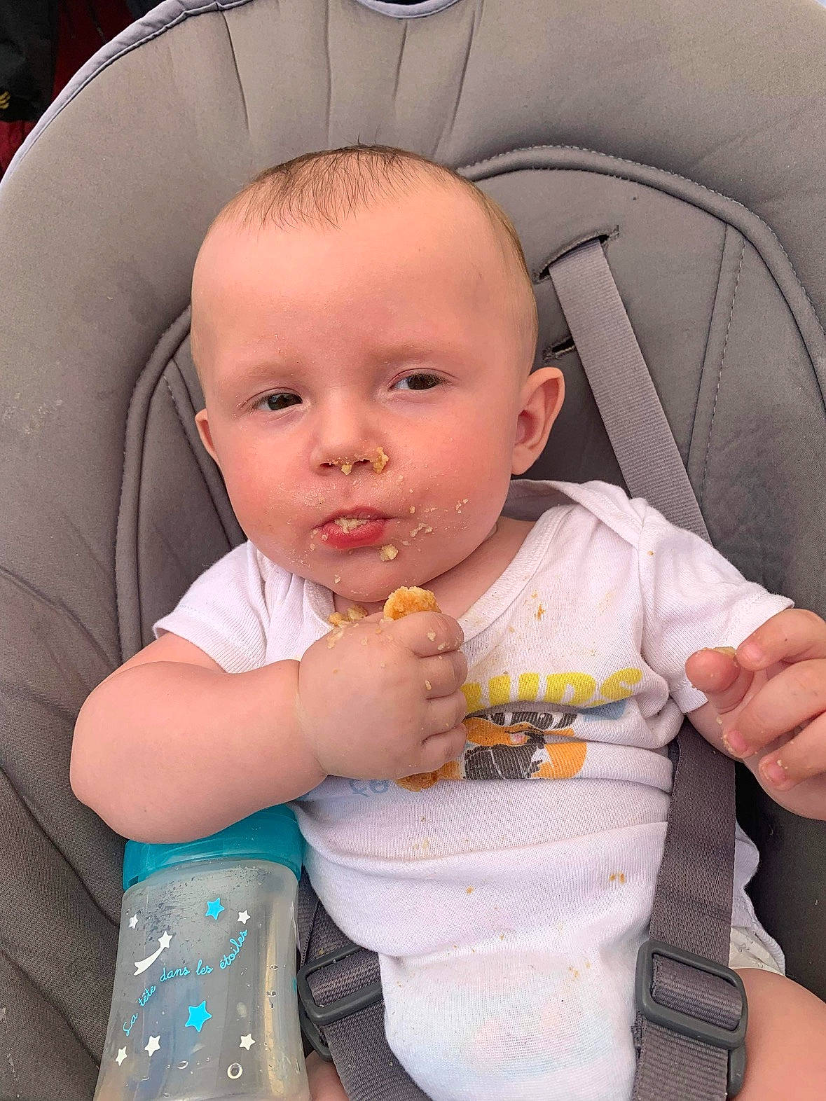 Jassim participe au concours pour gagner de l'argent avec cette photo : arm, baby, baby_products, baby_toddler_clothing, car_seat, chair, cheek, child, comfort, finger, fun, hairstyle, mouth, nail, nose, person, sitting, skin, sleeve, thumb