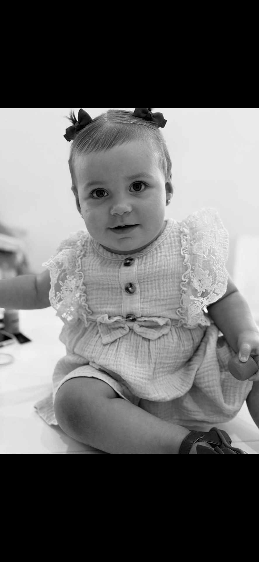 Giuliana a rejoint le concours — aidez-le/la à gagner de superbes lots ! baby, child, girl, portrait, black_and_white, dress, lace, bows, cute, smile, sitting, toy, closeup, face, innocent, young, adorable, indoor, fashion, person