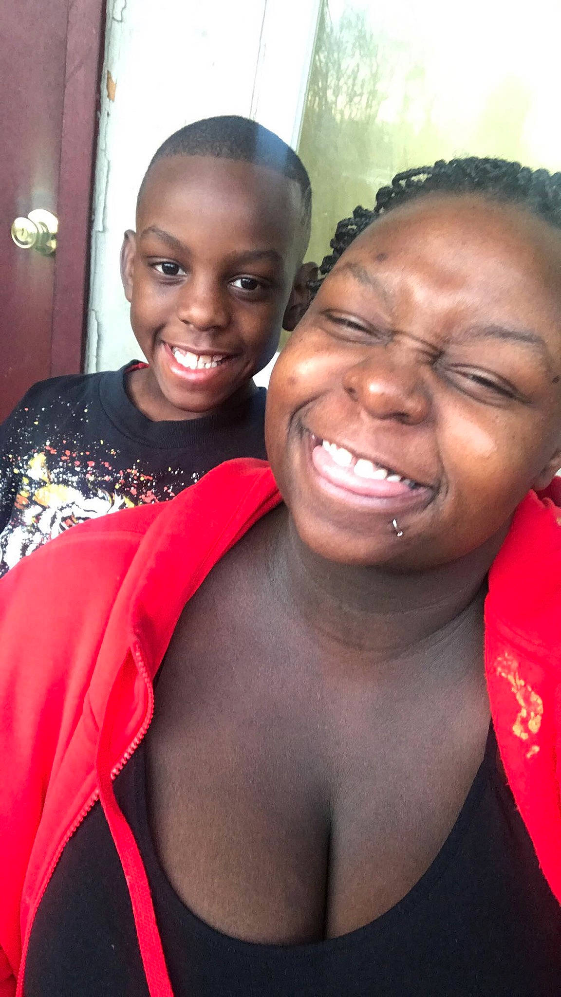 Quayé is registered to the contest to win money with this photo: beauty, black_hair, chin, cool, curtain, event, eyebrow, forehead, friendship, fun, gesture, hairstyle, happy, interaction, joy, lip, muscle, organ, person, shoulder