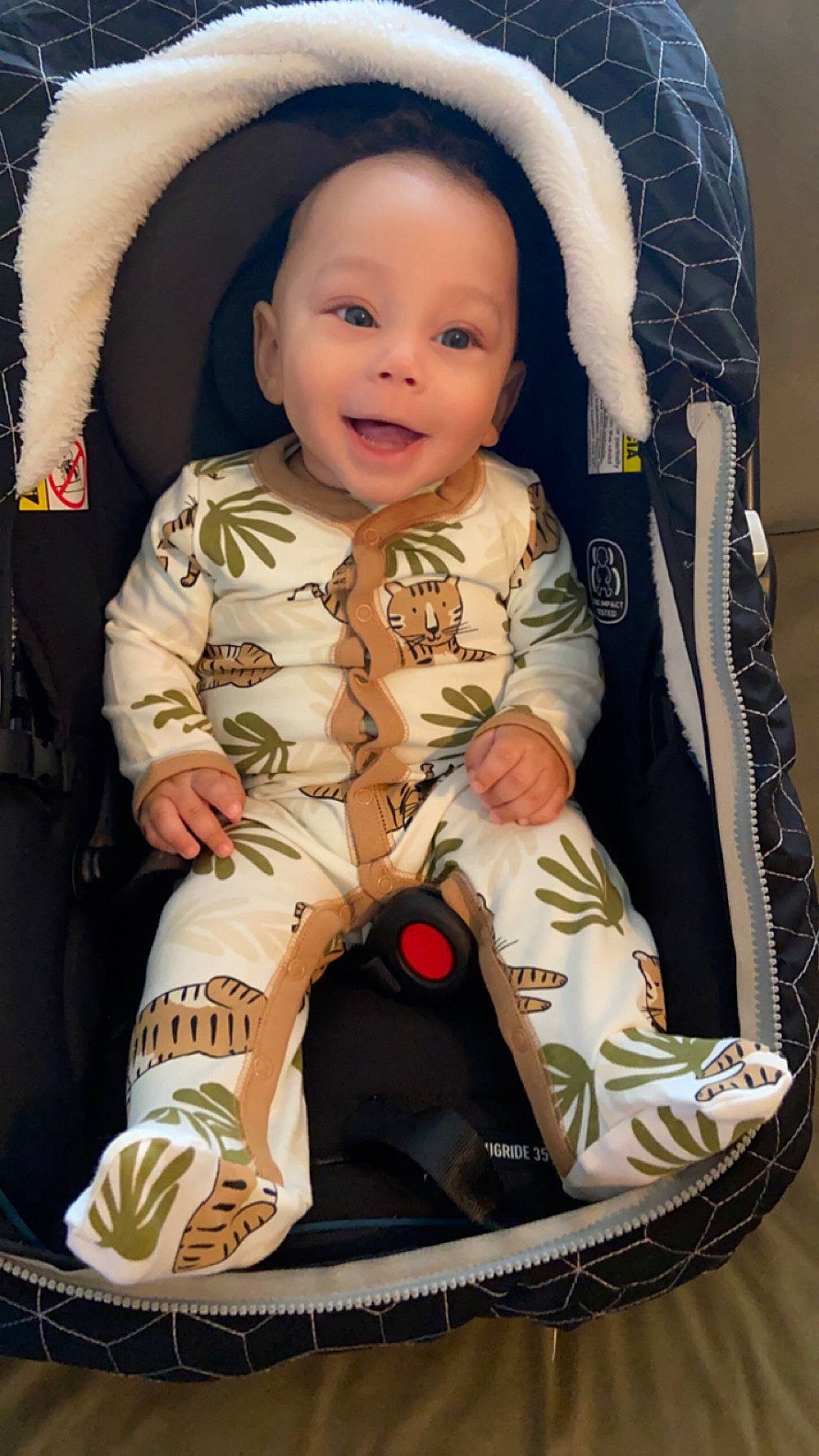 Dior is registered to the contest to win money with this photo: baby, baby_carriage, baby_in_car_seat, baby_products, baby_safety, baby_toddler_clothing, car_seat, cheek, child, comfort, face, head, lap, person, product, seat_belt, sitting, skin, sleeve, smile