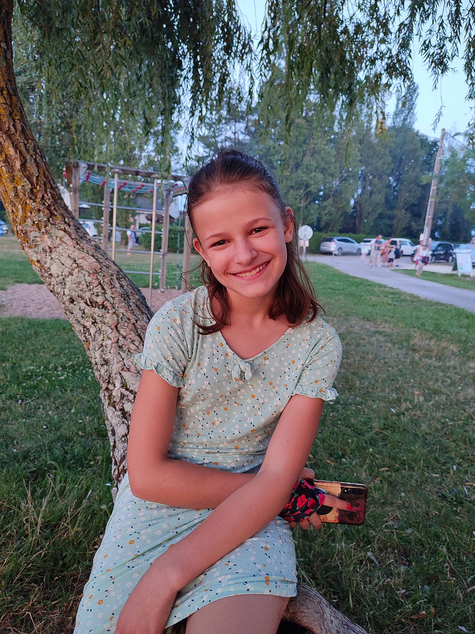 Lola a rejoint le concours — aidez-le/la à gagner de superbes lots ! facial_expression, fawn, fun, grass, hairstyle, happy, human_leg, jewellery, joy, knee, leisure, long_hair, people_in_nature, person, plant, sky, smile, summer, thigh, tree