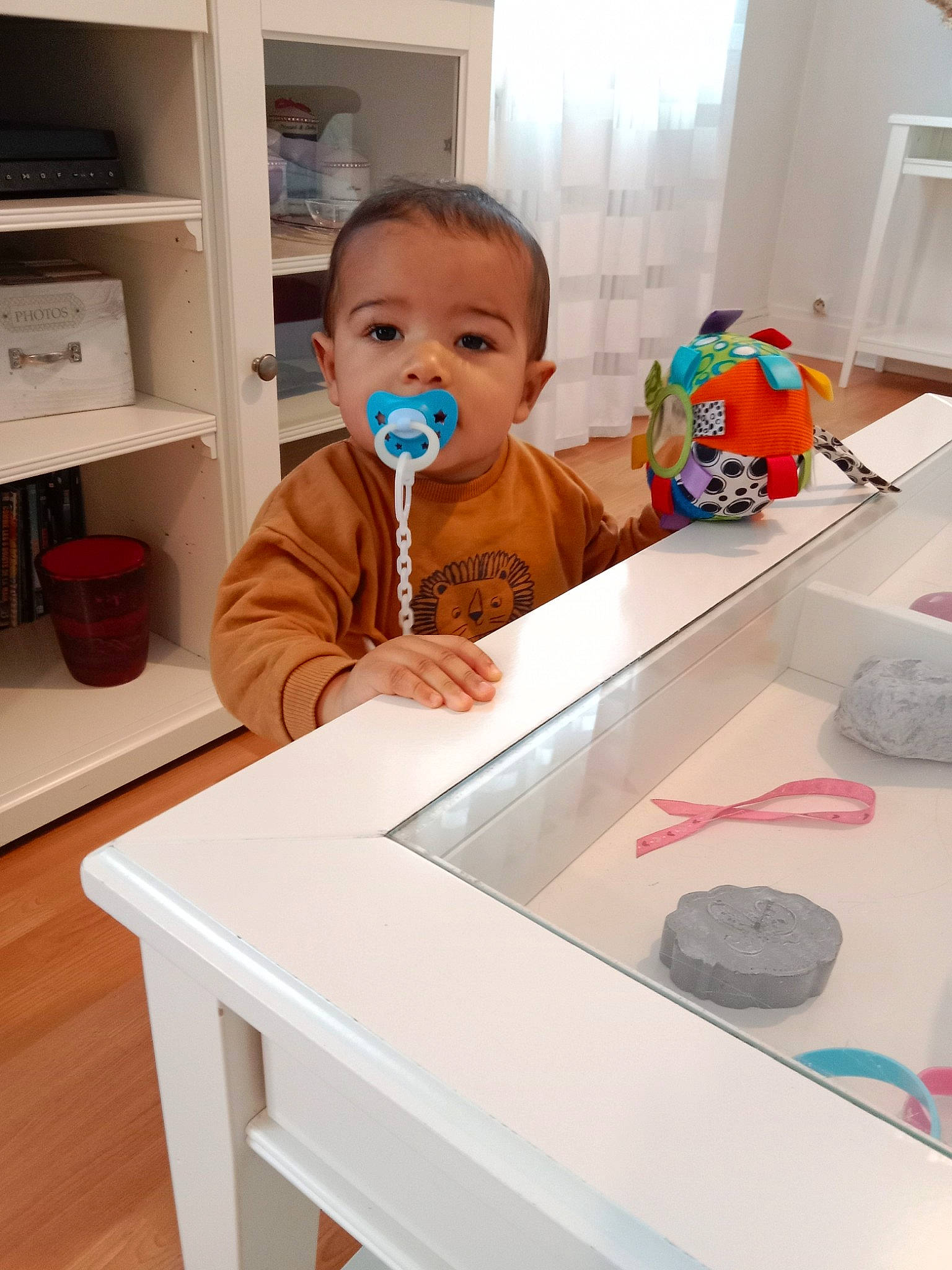 Layvin participe au concours pour gagner de l'argent avec cette photo : baby, baby_toddler_clothing, child, flooring, fun, hardwood, kitchen, office_supplies, person, play, room, shelf, shelving, t_shirt, table, toddler, wood