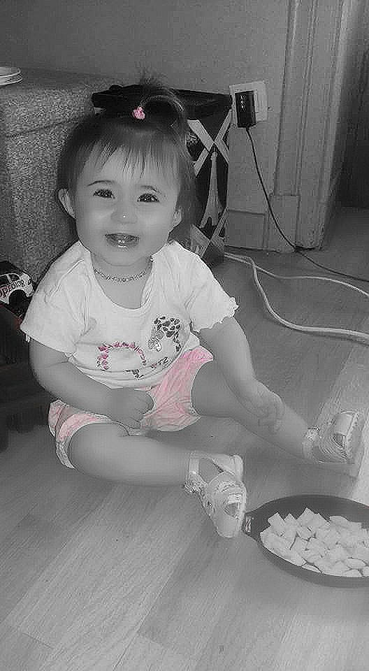 Tessa participe au concours pour gagner de l'argent avec cette photo : beauty, black, black_and_white, cheek, child, day, eye, girl, infant, joy, leg, monochrome_photography, person, photograph, sitting, skin, smile, snapshot, standing, toddler