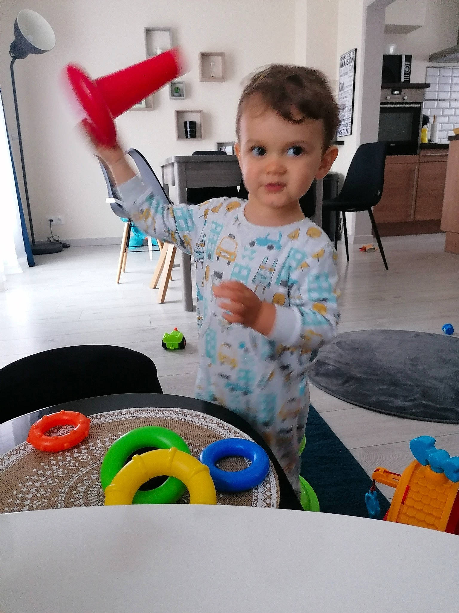 Noah participe au concours pour gagner de l'argent avec cette photo : automotive_tire, automotive_wheel_system, baby_playing_with_toys, chair, child, circle, cleanliness, electric_blue, event, flooring, fun, leisure, person, plastic, play, room, sitting, t_shirt, toddler, toy
