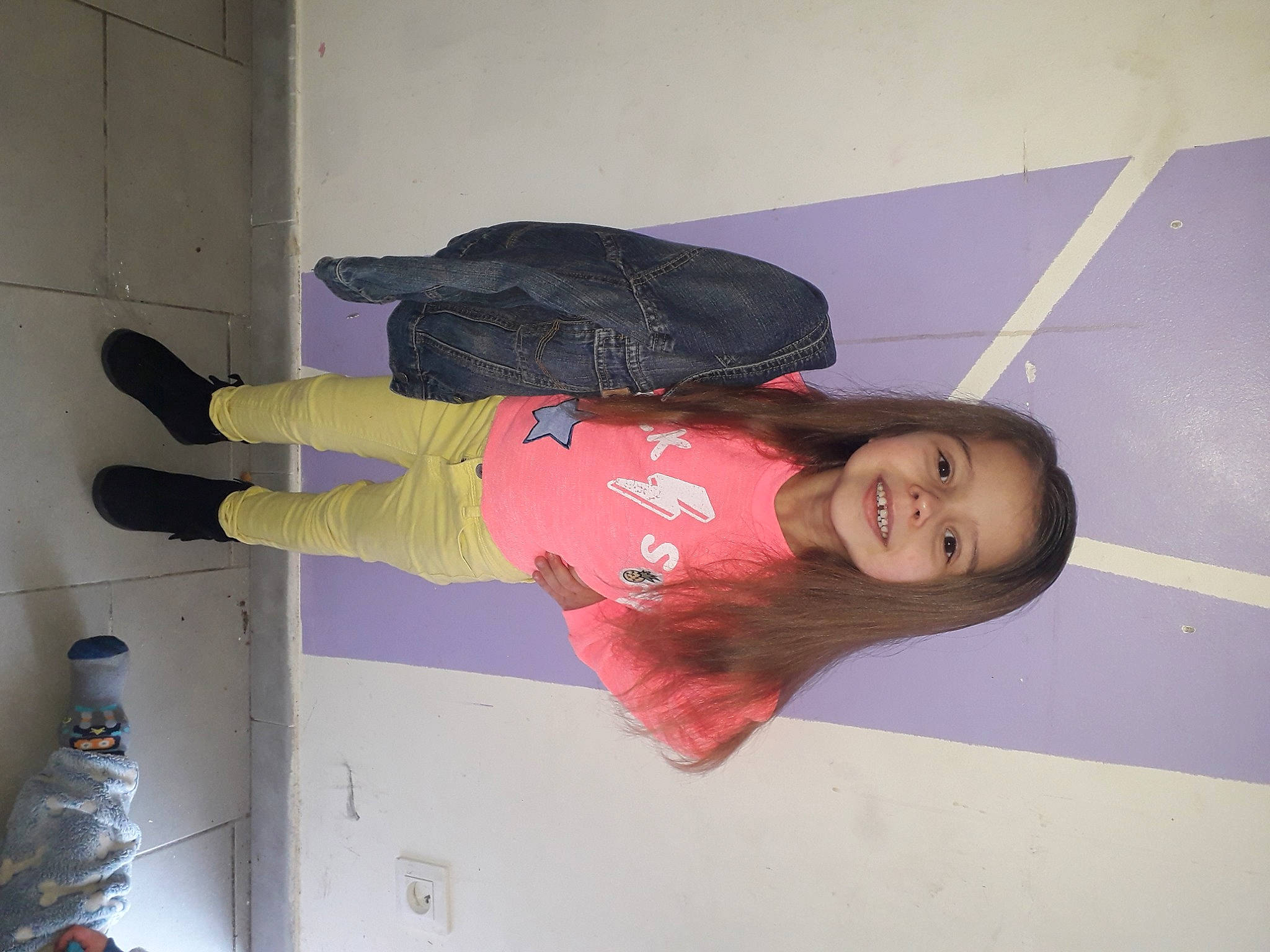 Thaissia a rejoint le concours — aidez-le/la à gagner de superbes lots ! athletic_shoe, carmine, cleanliness, electric_blue, flooring, fun, happy, human_leg, joy, outdoor_shoe, person, room, sleeve, smile, sweatpant, walking_shoe