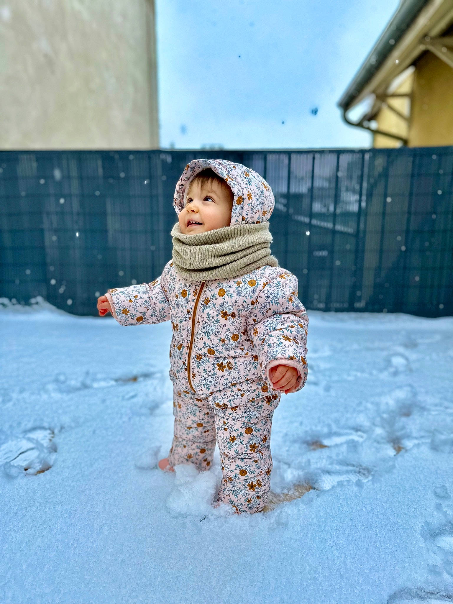 Alyah a rejoint le concours — aidez-le/la à gagner de superbes lots ! baby_toddler_clothing, child, electric_blue, fashion_design, freezing, fun, fur, grass, happy, headgear, headwear, leisure, pattern, people_in_nature, person, playing_in_the_snow, portrait_photography, sky, sleeve, snow