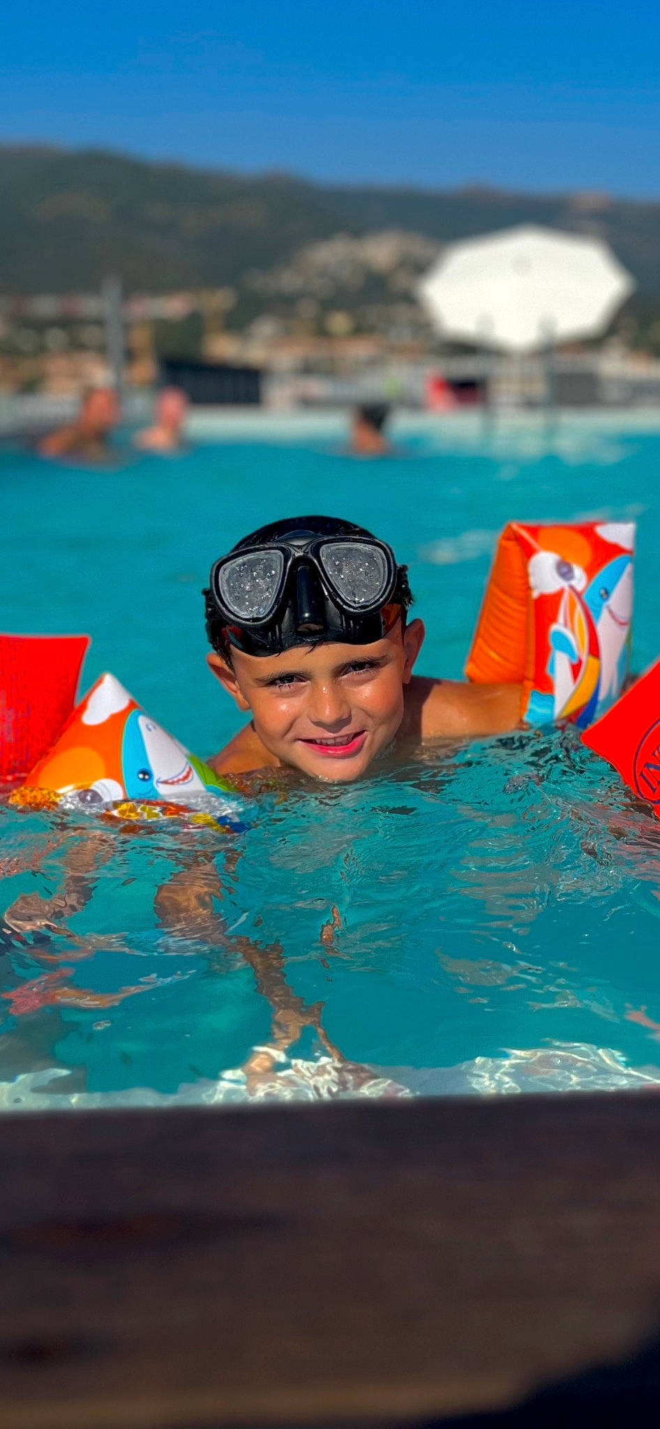 Mattéo participe au concours pour gagner de l'argent avec cette photo : aqua, blue, cap, eyewear, fun, games, goggles, happy, headgear, headwear, joy, leisure, outdoor_recreation, person, personal_protective_equipment, recreation, smile, sports, sports_gear, summer