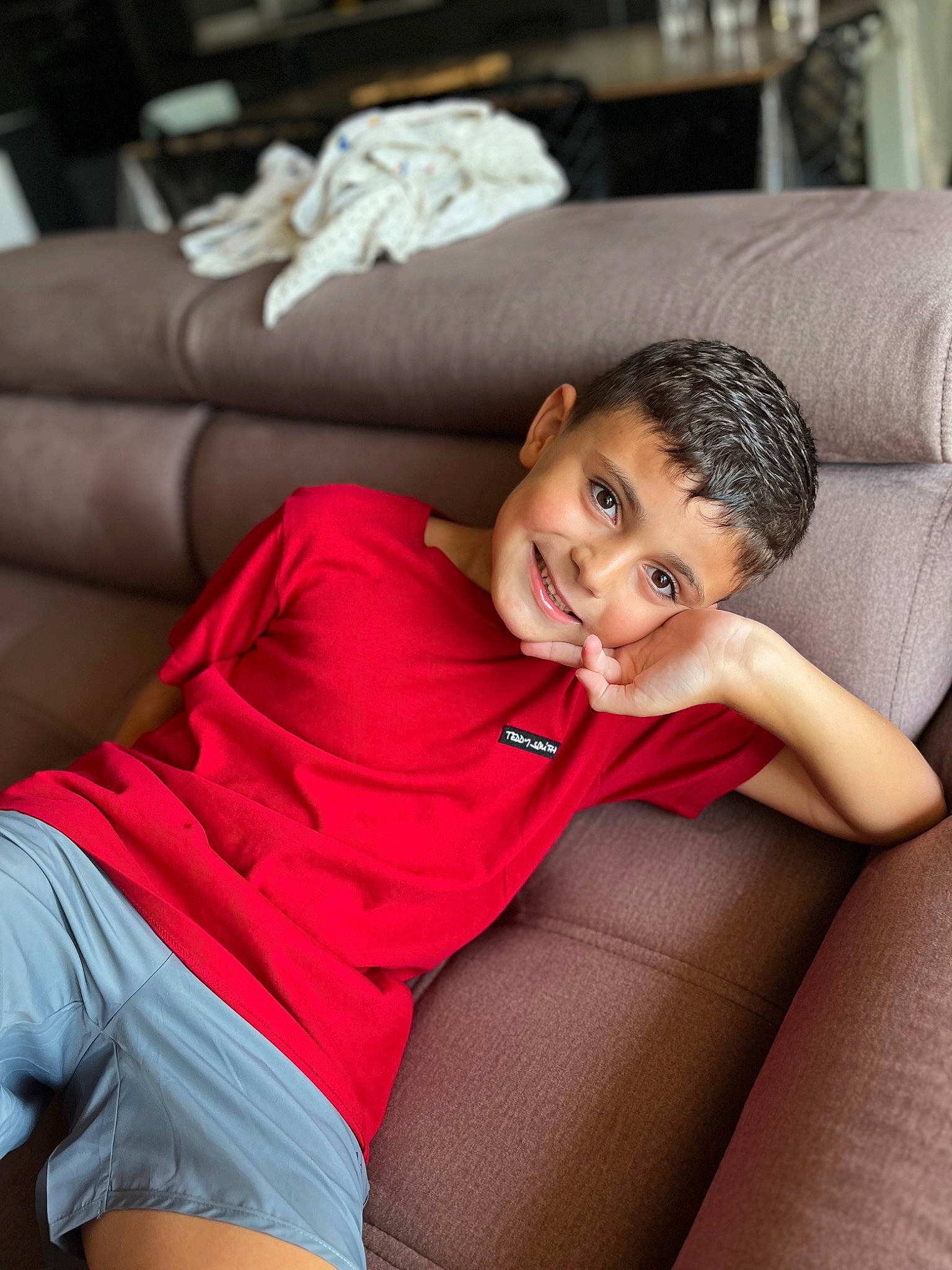 Mattéo a rejoint le concours — aidez-le/la à gagner de superbes lots ! arm, black_hair, cheek, chest, comfort, elbow, flash_photography, head, human_body, human_leg, joint, joy, knee, leg, lip, neck, person, skin, textile, thigh