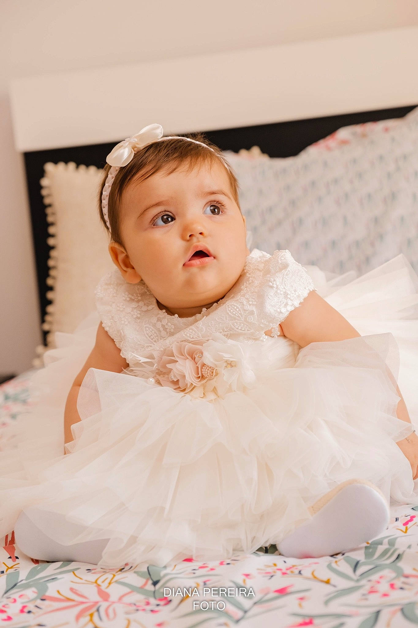 Rose Sofia a rejoint le concours — aidez-le/la à gagner de superbes lots ! baby, baby_toddler_clothing, bridal_accessory, bridal_clothing, bridal_party_dress, dress, embellishment, event, face, flash_photography, formal_wear, gown, happy, headpiece, iris, person, pink, sleeve, smile, surprise