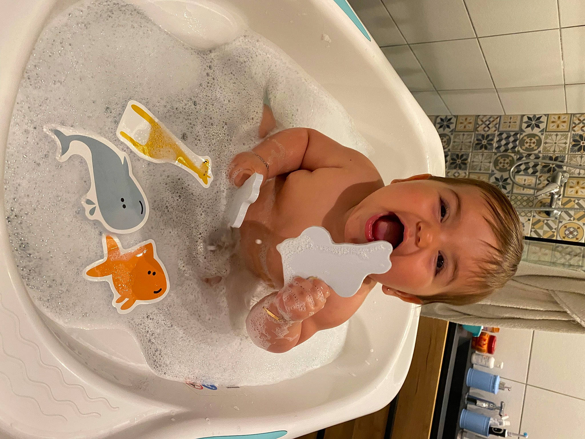 Rose Sofia a rejoint le concours — aidez-le/la à gagner de superbes lots ! baby, baby_bathing, baby_products, bath_toy, bathing, bathroom, bathtub, child, circle, comfort, fluid, fun, happy, laundry_room, person, plumbing, plumbing_fixture, room, smile, toddler