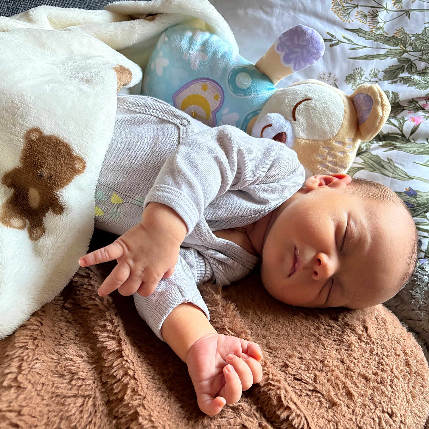 Richard participe au concours pour gagner de l'argent avec cette photo : baby, bedroom, blanket, child, comfort, cozy, cushion, cute, fabric, face, hands, home, infant, peaceful, pillow, plush_toy, rest, sleeping, soft, teddy_bear
