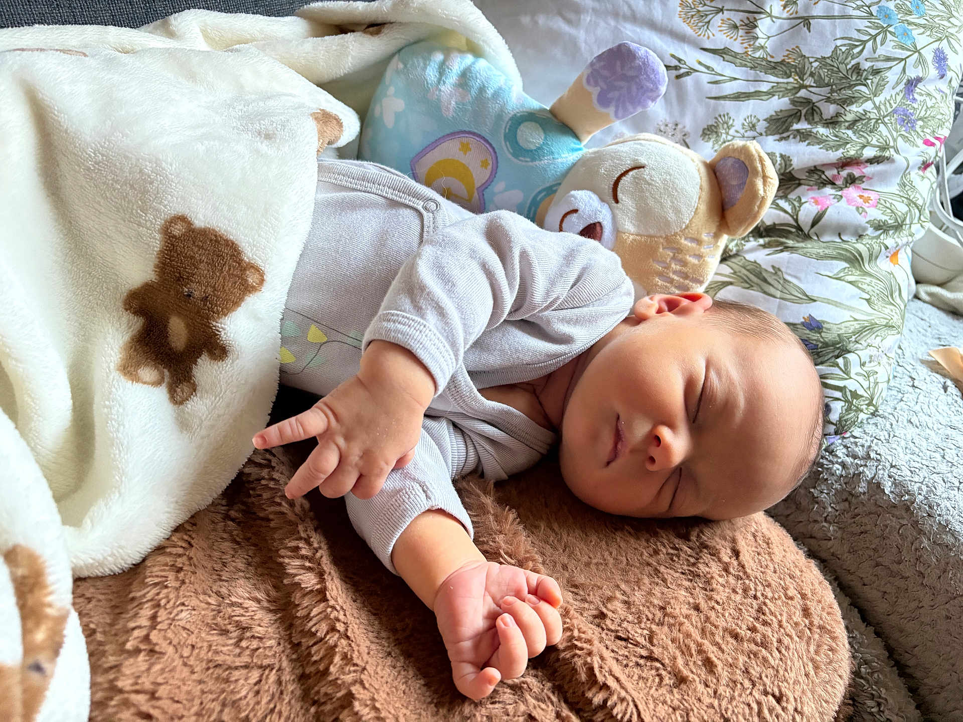 Richard participe au concours pour gagner de l'argent avec cette photo : baby, sleeping, blanket, teddy_bear, plush_toy, pillow, cushion, infant, cozy, soft, bedroom, rest, peaceful, child, cute, home, comfort, fabric, hands, face