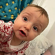 Smail a rejoint le concours — aidez-le/la à gagner de superbes lots ! baby, infant, child, face, eyes, mouth, expression, curious, clothing, pattern, pillow, blanket, bed, indoor, person, closeup, skin, hair, head, cute