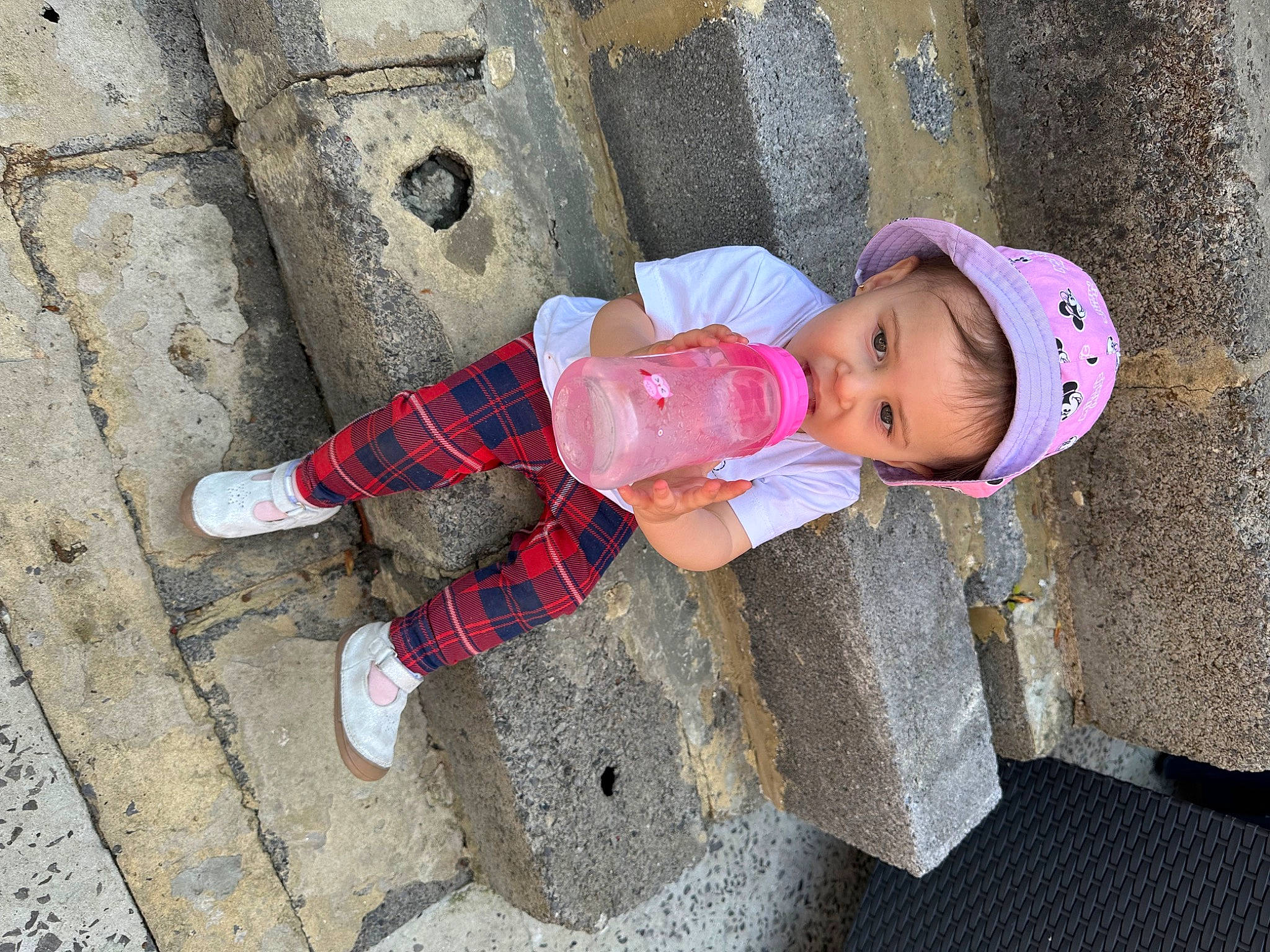 Liya a rejoint le concours — aidez-le/la à gagner de superbes lots ! baby, baby_products, baby_toddler_clothing, carmine, cheek, child, concrete, eye, fun, grass, leisure, magenta, pattern, person, pink, play, sitting, skin, toddler, tree