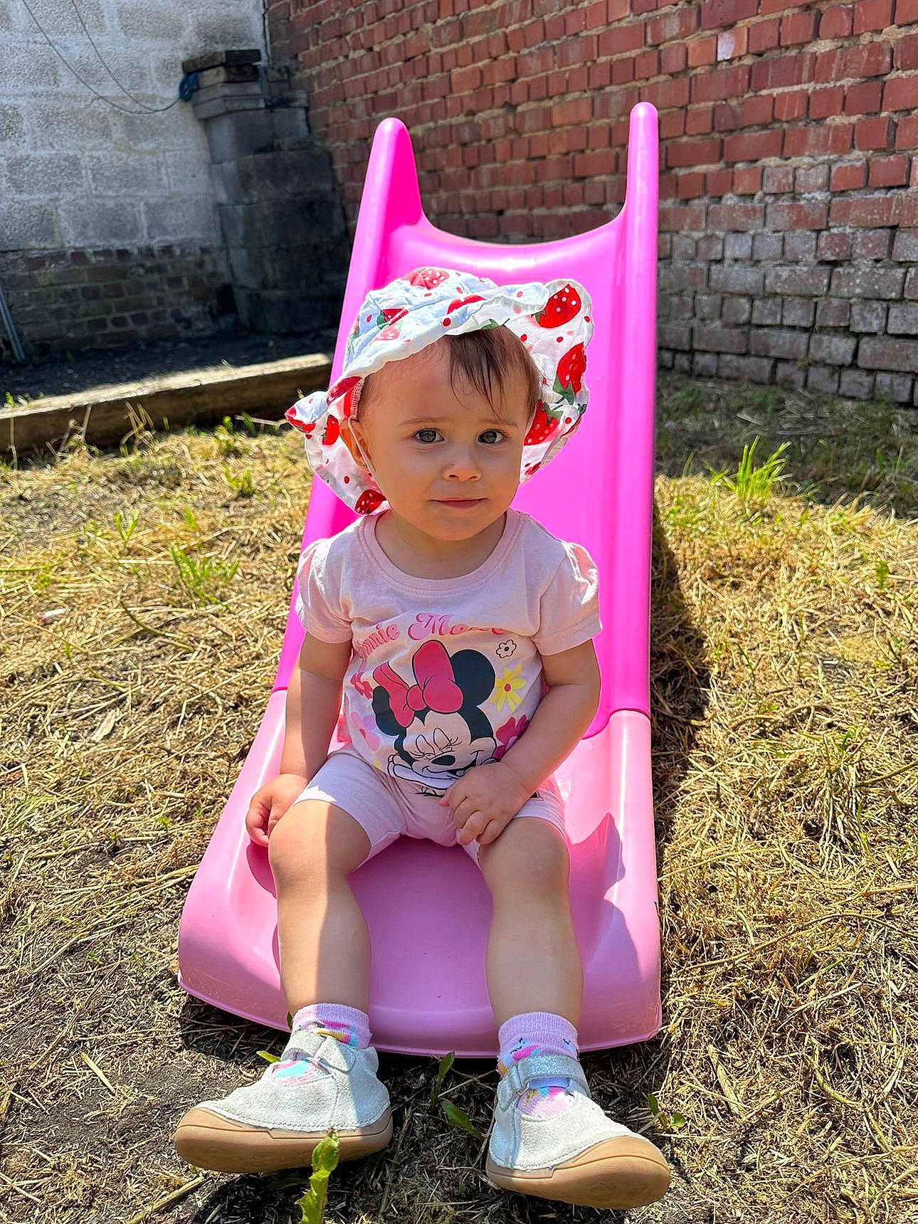 Liya a rejoint le concours — aidez-le/la à gagner de superbes lots ! baby_products, baby_toddler_clothing, child, clothing, costume, fashion_accessory, footwear, fun, grass, happy, head, human_leg, magenta, person, pink, purple, sandal, sleeve, sneakers, sock