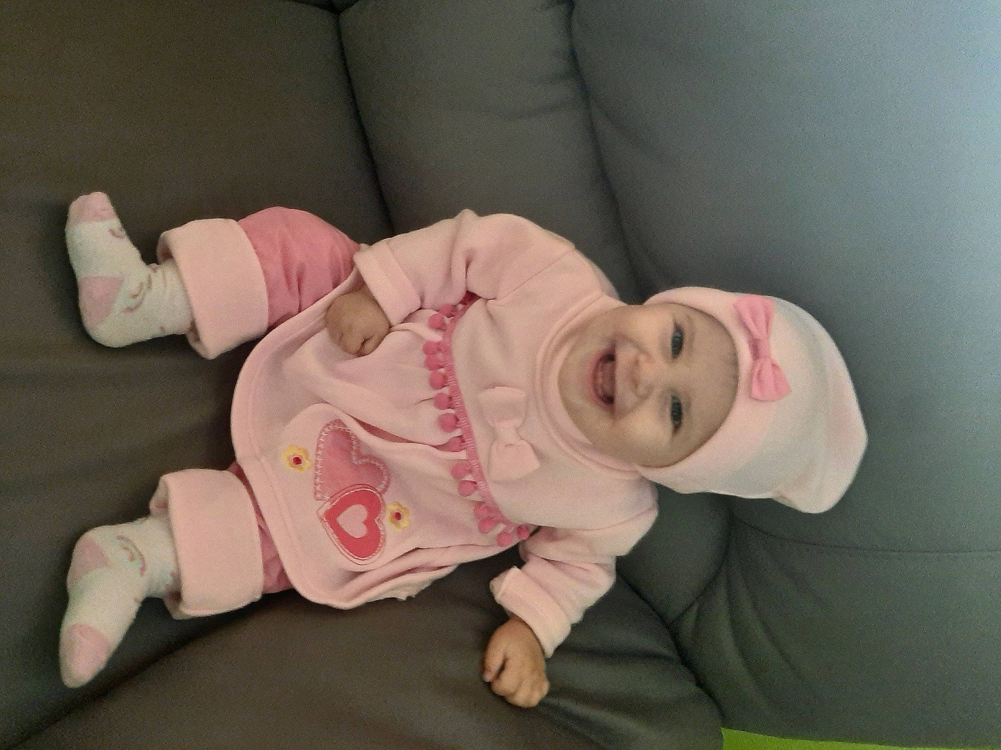 Liya a rejoint le concours — aidez-le/la à gagner de superbes lots ! baby, baby_products, baby_toddler_clothing, carmine, cheek, child, comfort, eye, finger, foot, happy, hat, headwear, human_body, joy, person, pink, product, sitting, sleeve