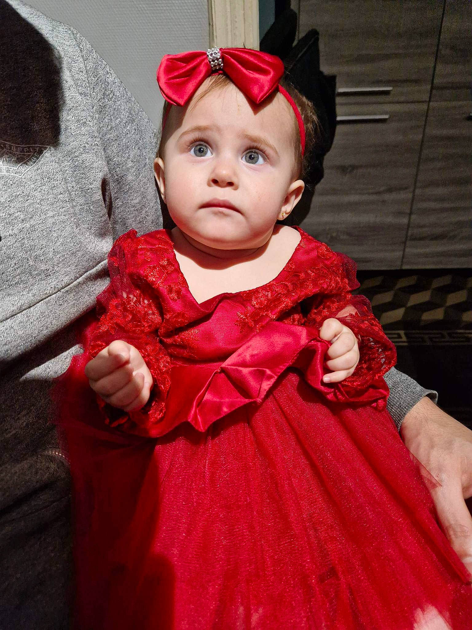 Liya a rejoint le concours — aidez-le/la à gagner de superbes lots ! baby, baby_toddler_clothing, cheek, costume_hat, day_dress, dress, embellishment, eye, happy, headgear, magenta, pattern, peach, person, pink, purple, red, skin, sleeve, surprise