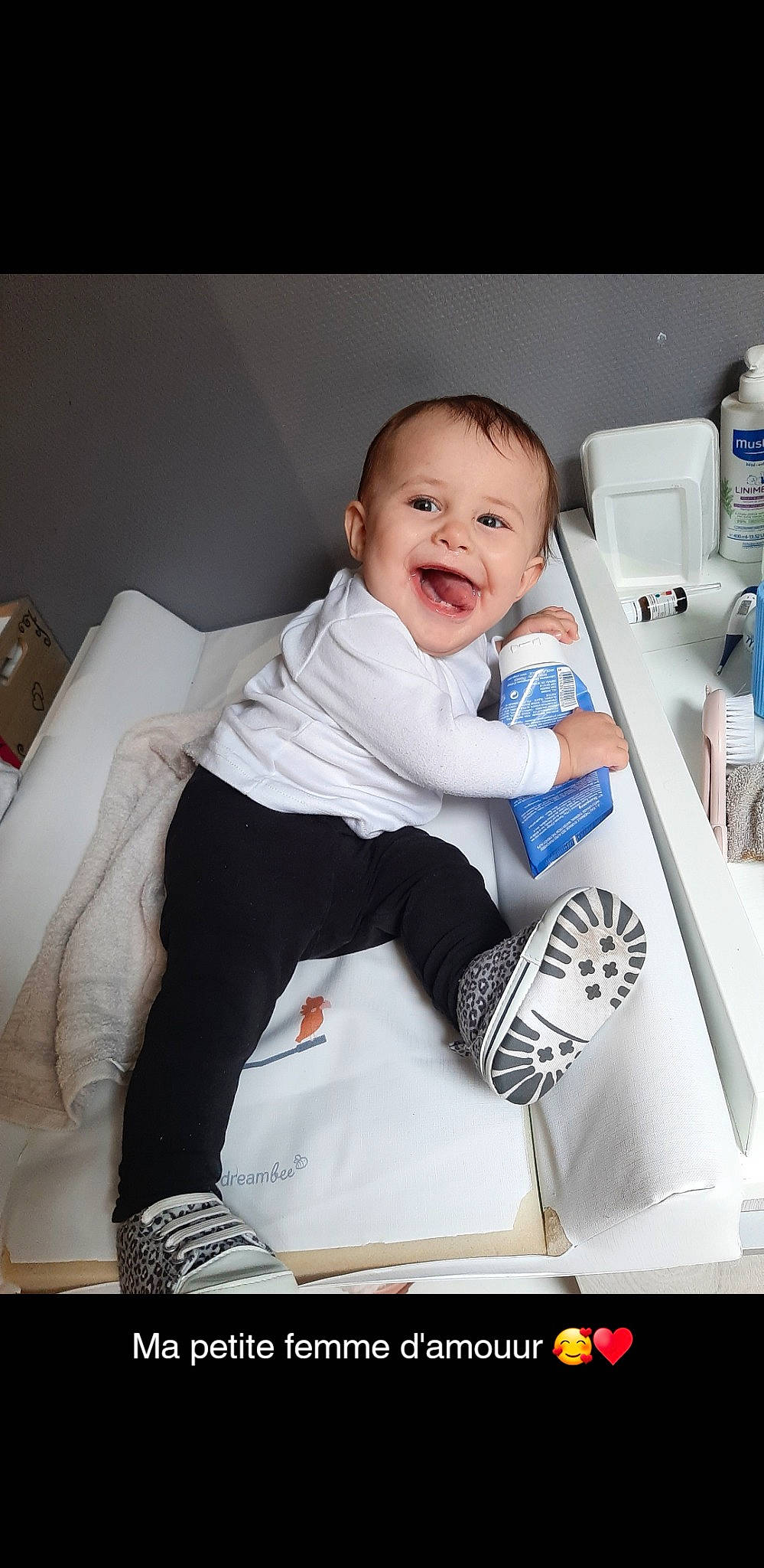 Nathéo a rejoint le concours — aidez-le/la à gagner de superbes lots ! baby, baby_products, baby_safety, baby_toddler_clothing, car_seat, child, comfort, flash_photography, formal_wear, happy, health_care, joy, knee, medical_equipment, person, plastic_bottle, room, service, sitting, smile