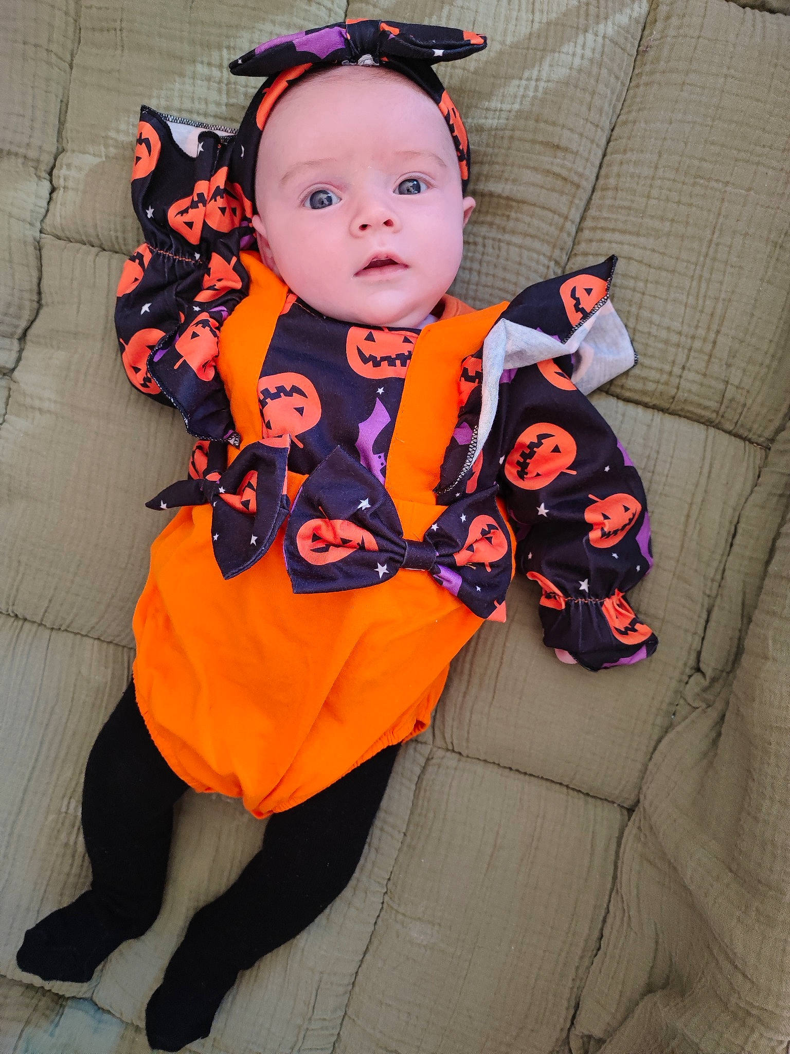 Maevy participe au concours pour gagner de l'argent avec cette photo : baby, baby_toddler_clothing, child, costume, costume_hat, eye, face, fashion_accessory, formal_wear, fun, fur, happy, head, headwear, orange, pattern, person, plant, sleeve, textile