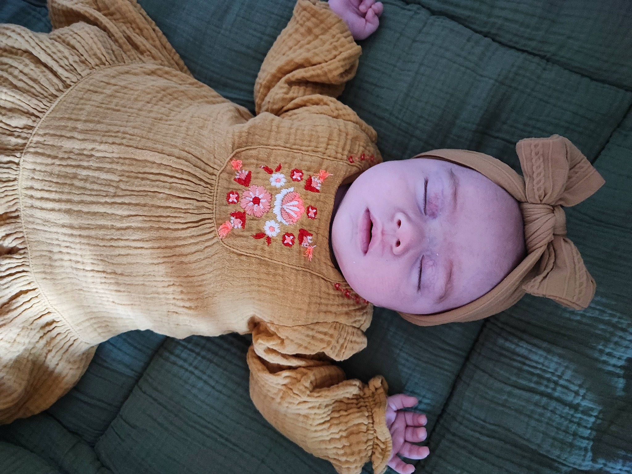 Maevy a rejoint le concours — aidez-le/la à gagner de superbes lots ! baby, baby_toddler_clothing, cheek, child, comfort, eye, fashion_accessory, hat, headgear, linens, mammal, nose, person, pink, product, skin, sleeve, toddler, vertebrate, wood