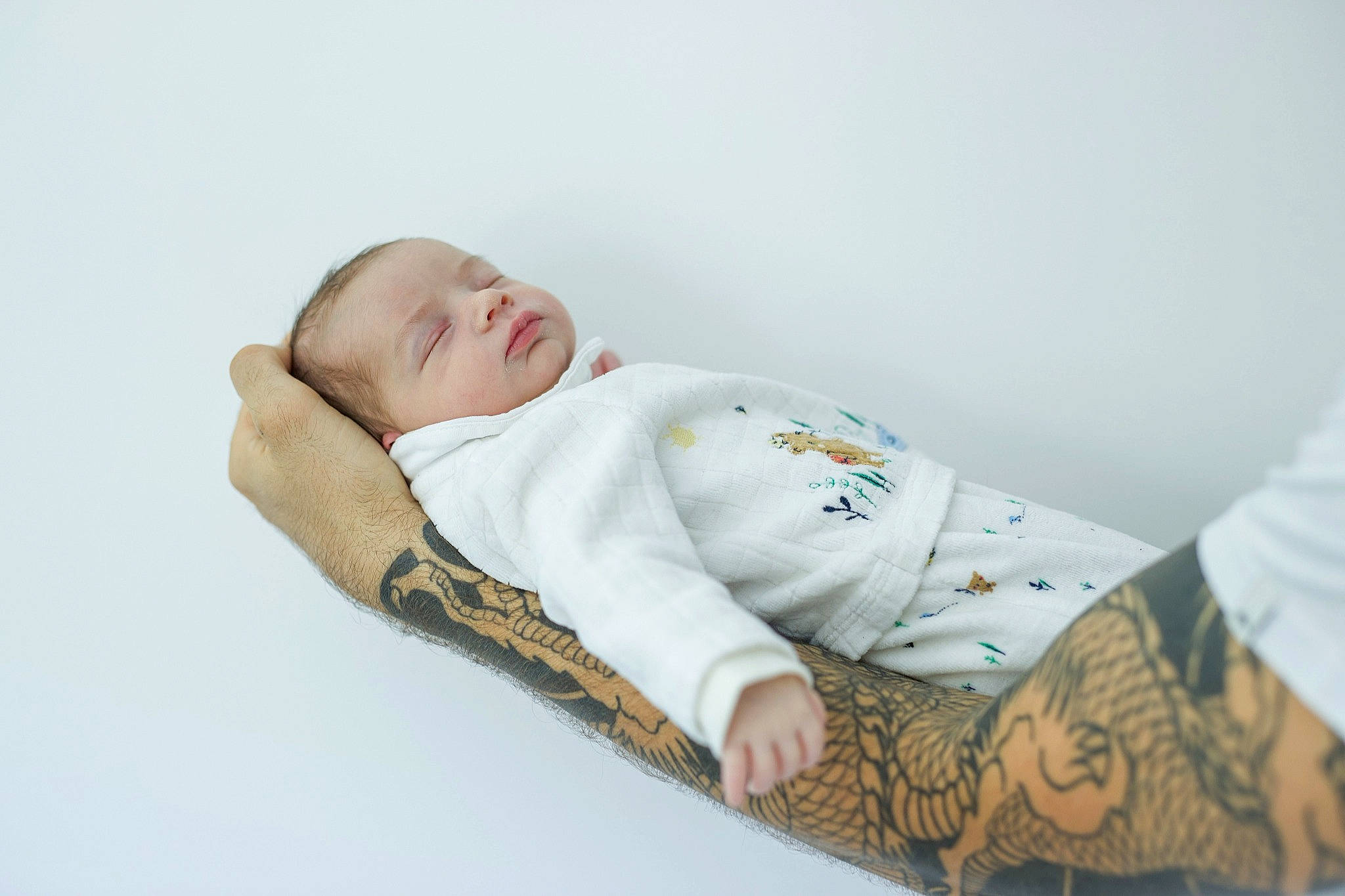 Maevy a rejoint le concours — aidez-le/la à gagner de superbes lots ! baby, baby_products, baby_safety, baby_sleeping, baby_toddler_clothing, bedding, bedtime, collar, comfort, elbow, eye, human_body, linens, pattern, person, sitting, sleep, sleeve, stomach, toddler